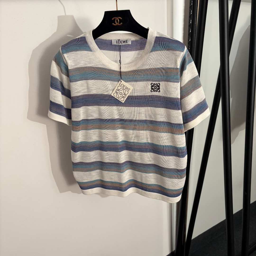 NO:828782,Model No. 20263664 Loew* new style blue and white striped short-sleeved sweater T-shirt with logo embroidery on the chest, blue, SML, [M size shoulder width 36, bust 98, sleeve length 21, length 55; weight 0.170kg], Loew-clothing, loewe, loewe, T-shirt, tees, t-shirt,19860909款号20263664 Loew*新款 胸前logo刺绣蓝白条纹短袖针织衫T恤,蓝色,SML,【M码肩宽36,胸围98,袖长21,长55；重量0.170kg】,罗意威-服装,loewe,loewe,T-shirt,tees，t-shirt,,Women's clothing