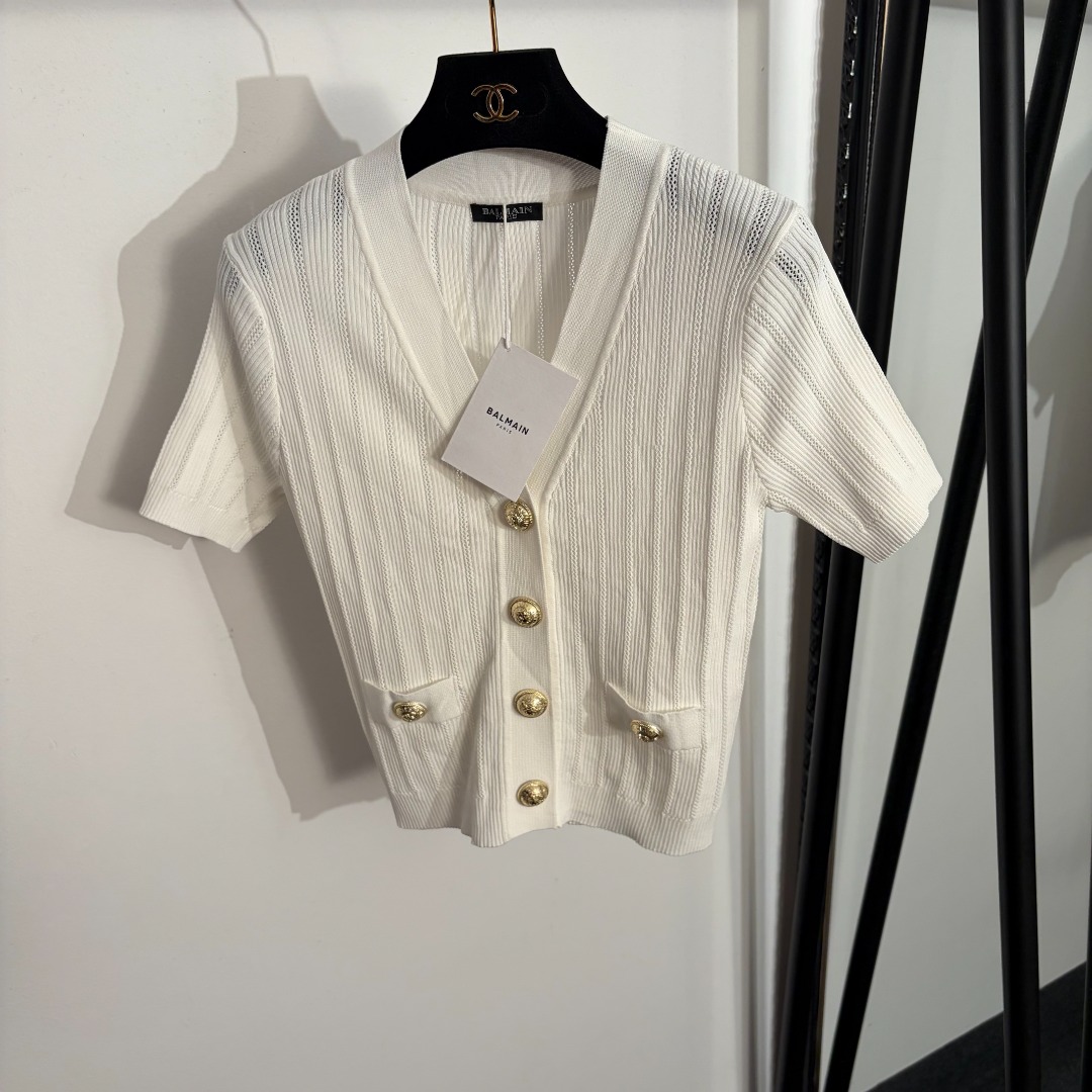 NO:828755,Model number 20263666 Balmai* new style gold button V-neck short-sleeved knitted cardigan top, white, black, [one size fits all bust 74, sleeve length 19, length 49; weight 0.260kg], Balmai-clothing, balmain, balmain, T-shirt,19860909款号20263666 Balmai*新款 金纽扣V领短袖针织开衫 上衣,白色,黑色,【均码胸围74,袖长19,长49；重量0.260kg】,巴尔曼-服装,balmain,balmain,T-shirt,,Women's clothing