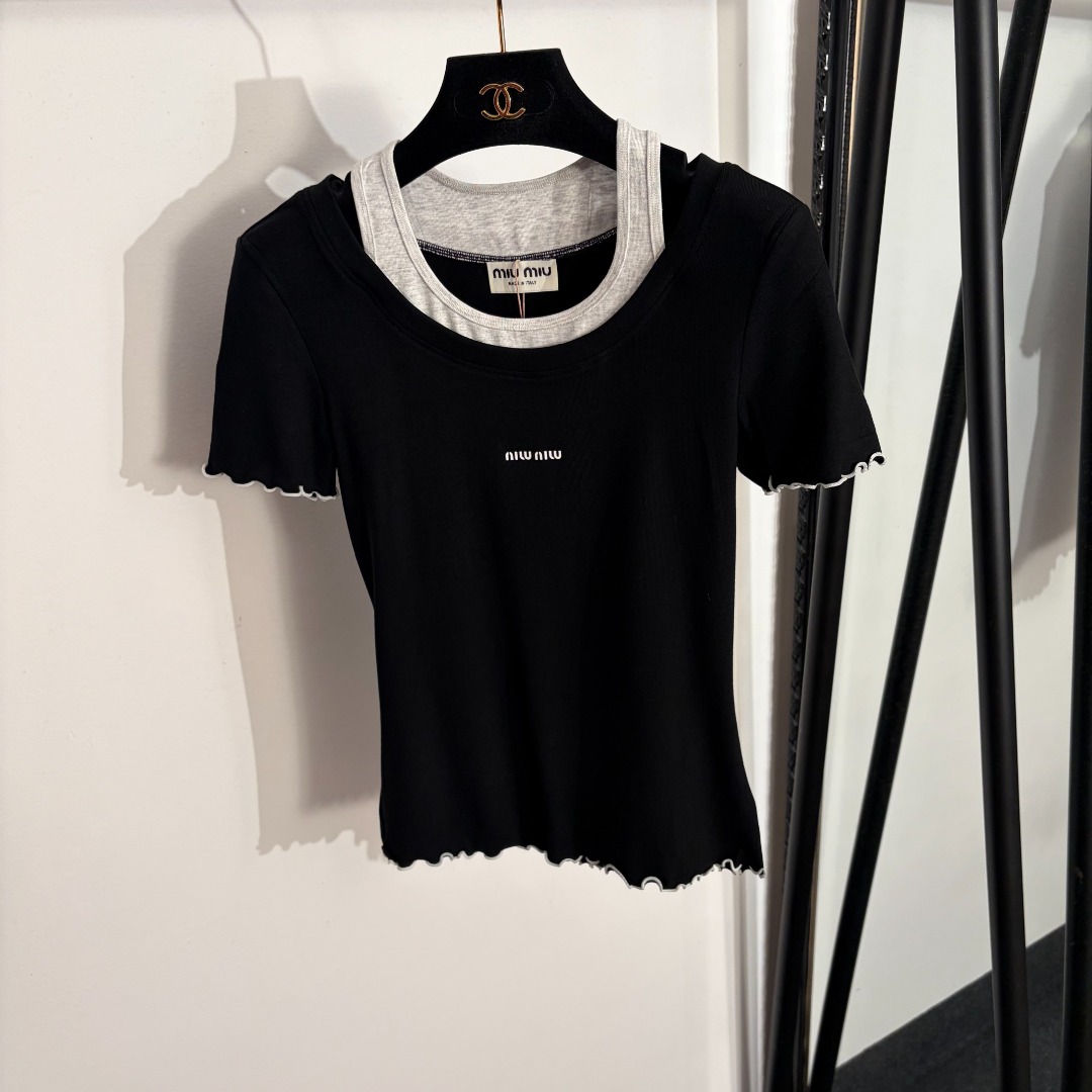 NO:830725,Model No. 20263704 Miumi*new style logo letter earrings fake two-piece slim-fit short-sleeved T-shirt top, gray, black, SML, [M size bust 74, sleeve length 17, length 54; weight 0.150kg], Miumiu-clothing, miumiu, T-shirt, tees, t-shirt,19860909款号20263704 Miumi*新款 logo字母木耳边假两件修身短袖T恤上衣,灰色,黑色,SML,【M码胸围74,袖长17,长54；重量0.150kg】,缪缪-服装,miumiu,T-shirt,tees，t-shirt,,Women's clothing