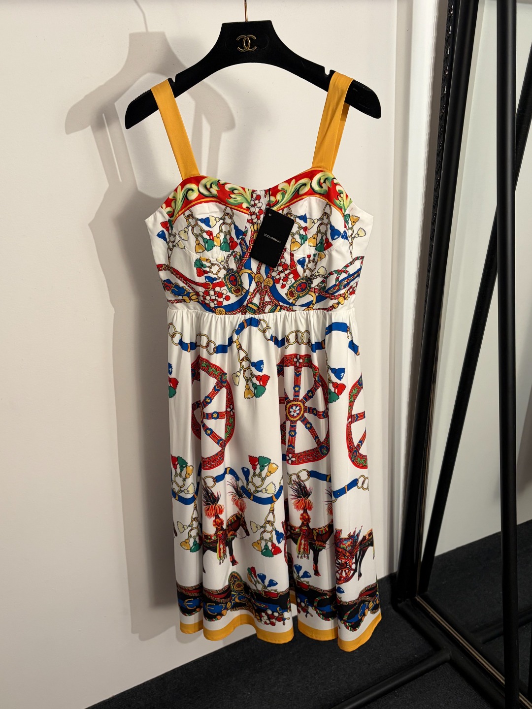 NO:830698,Model number 20263713 DG* new carriage wheel print suspender dress short skirt, white, S-XXL, [M size bust 80 elastic, waist 70 elastic, length 105; weight 0.335kg], Dolce & Gabbana-clothing, Dolce&Gabbana, skirts,19860909款号20263713 DG*新款 马车车轮印花吊带连衣裙 短裙,白色,S-XXL,【M码胸围80弹力,腰围70弹力,长105；重量0.335kg】,杜嘉班纳-服装,Dolce&Gabbana,skirts,,Women's clothing