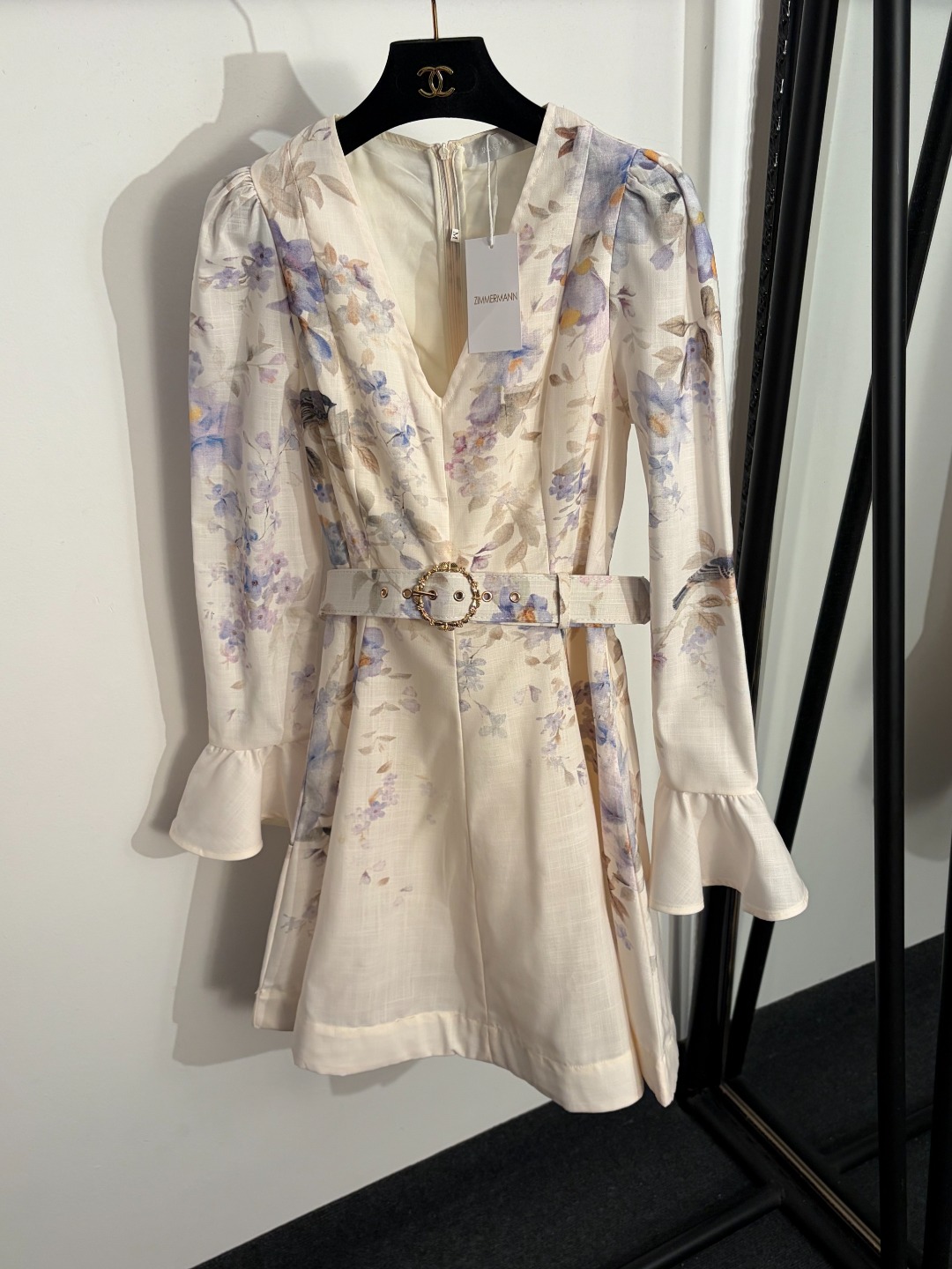 NO:944021,Model No. 20263689 Zimmermann's latest style, elegant floral print V-neck waisted flared long-sleeved dress, short skirt, with belt, off-white, S-XL, [M size bust 88, waist 74, sleeve length 67, length 91; weight 0.480kg], Zimmermann-clothing, skirts,19860909款号20263689 Zimmermann*新款 气质花卉印花V领收腰喇叭长袖连衣裙 短裙,配腰带,米白色,S-XL,【M码胸围88,腰围74,袖长67,长91；重量0.480kg】,兹默曼-服装,skirts,,Women's clothing