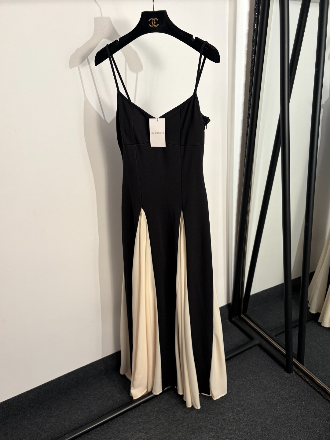 NO:858071,Model No. 20263978 Zimmermann's latest color-block pleated large hem cool suspender dress long skirt, black, S-XL, [S size bust 76 stretch, length 137; weight 0.855kg], Zimmermann-clothing, skirts,19860909款号20263978 Zimmermann*新款 拼色压褶大摆清凉吊带连衣裙 长裙,黑色,S-XL,【S码胸围76弹力,长137；重量0.855kg】,兹默曼-服装,skirts,,Women's clothing