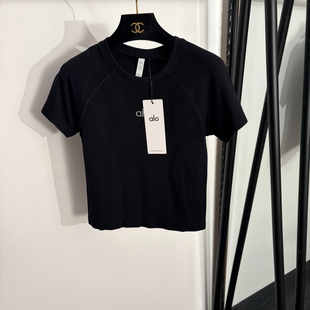 NO:853177,Model number 20263789 Alo* new reflective logo letter printing, slim waist and abdomen line breathable sweat-absorbent short-sleeved sports T-shirt top, off-white, light blue, black, SML, [M size bust 70, sleeve length 22, length 51; weight 0.85kg], women's clothing, T-shirt, tees, t-shirt,19860909款号20263789 Alo*新款 反光logo字母印花 修身腰腹线条透气吸汗短袖运动T恤上衣,米白色,浅蓝色,黑色,SML,【M码胸围70,袖长22,长51；重量0.85kg】,女装,T-shirt,tees，t-shirt,,Women's clothing