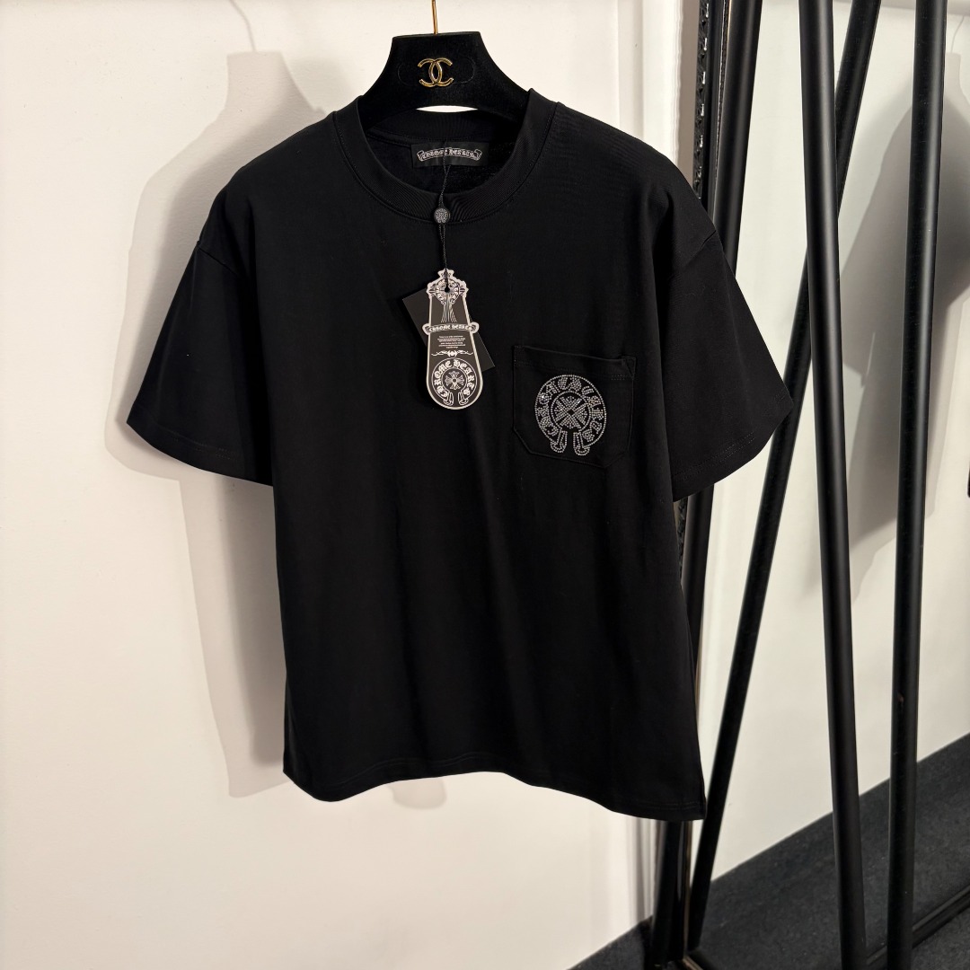 NO:853155,Model No. 20263790 Chrome Hearts* new Sanskrit hot diamond cross flower single pocket loose large short-sleeved T-shirt, white, beige, black, SML, [M size shoulder width 50, chest 102, sleeve length 18, length 68; weight 0.260kg], Chrome Hearts-clothing, chrome hearts, T-shirt, tees, t-shirt,19860909款号20263790 克罗心*新款 梵文烫钻十字花单口袋宽松大版短袖T恤,白色,米灰色,黑色,SML,【M码肩宽50,胸围102,袖长18,长68；重量0.260kg】,克罗心-服装,chrome hearts,T-shirt,tees，t-shirt,,Women's clothing