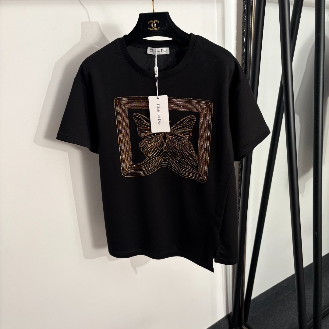 NO:858573,Model No. 20263671 Dio* new model short-sleeved T-shirt with diamond butterfly pattern, black, SML, [M size shoulder width 47, chest 106, sleeve length 17, length 62; weight 0.225kg], Dior-clothing, dior, dior, T-shirt, tees, t-shirt,19860909款号20263671 Dio*新款 烫钻蝴蝶图案短袖T恤,黑色,SML,【M码肩宽47,胸围106,袖长17,长62；重量0.225kg】,迪奥-服装,dior,dior,T-shirt,tees，t-shirt,,Women's clothing