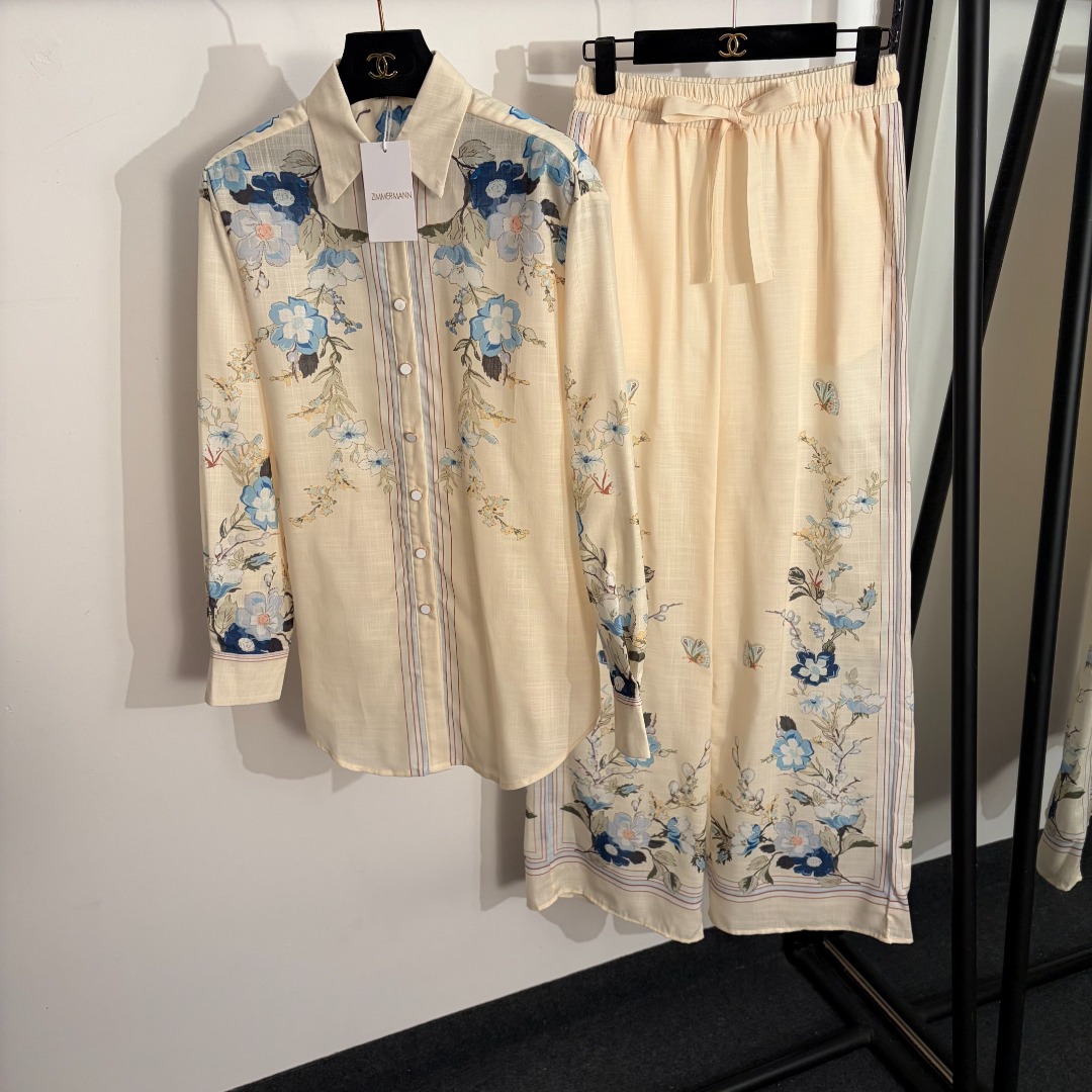NO:885570,Model No. 20263676 Zimmermann's latest linen suit, blue floral print long-sleeved shirt + high-waisted wide-leg trousers, off-white, S-XL, [M size shoulder width 46, bust 110, sleeve length 55, length 73; waist 66 elastic, length 113; weight 0.490kg], Zimmermann-Clothing,19860909款号20263676 Zimmermann*新款亚麻套装,蓝色花卉印花长袖衬衣+高腰阔腿长裤,米白色,S-XL,【M码肩宽46,胸围110,袖长55,长73；腰围66弹力,长113；重量0.490kg】,兹默曼-服装,,Women's clothing