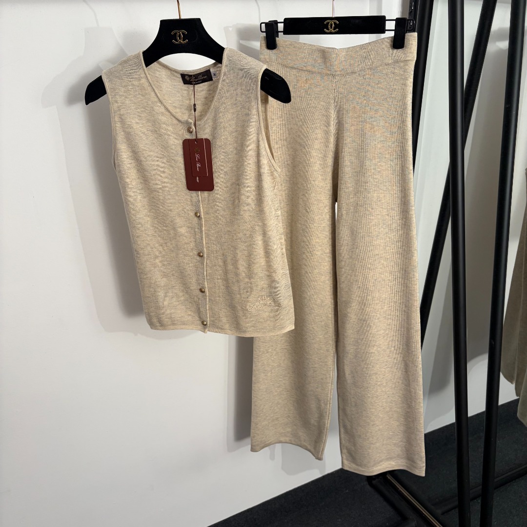 NO:922766,Style number 20263679 Loro Piana*LP new suit, letter embroidered knitted vest + drapey high-waisted knitted trousers, apricot, gray, khaki, SML, [M size bust 78, length 54; waist 66 stretch, length 104; weight 0.545kg], women's clothing, loro piana, loro piana,19860909款号20263679 Loro Piana*LP新款套装,字母刺绣针织背心马甲+垂坠感高腰针织长裤,杏色,灰色,卡其色,SML,【M码胸围78,长54；腰围66弹力,长104；重量0.545kg】,女装,loro piana,loro piana,,Women's clothing