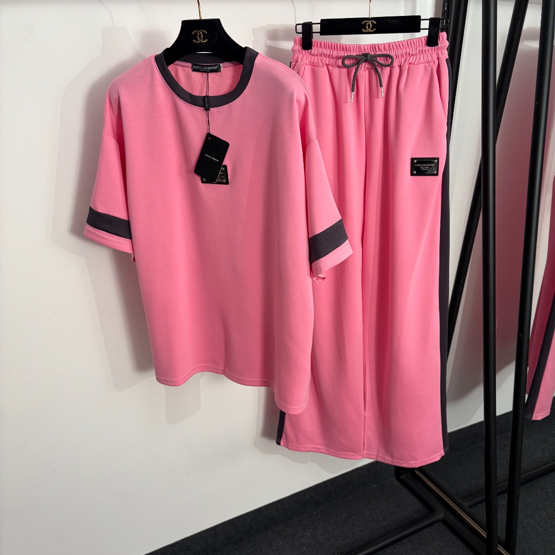 NO:853138,Style number 20263791  DG* new suit, metal logo nameplate decorated short-sleeved T-shirt + elastic waist casual trousers, pink, burgundy, red, green, S-XL, [M size shoulder width 55, chest 116, sleeve length 22, length 69; waist 66 elastic, length 108; weight 0.665kg], Dolce & Gabbana-clothing, Dolce&Gabbana, T-shirt, tees, t-shirt,19860909款号20263791 DG*新款套装,金属logo铭牌装饰短袖T恤+松紧腰休闲长裤,粉色,酒红色,红色,绿色,S-XL,【M码肩宽55,胸围116,袖长22,长69；腰围66弹力,长108；重量0.665kg】,杜嘉班纳-服装,Dolce&Gabbana,T-shirt,tees，t-shirt,,Women's clothing