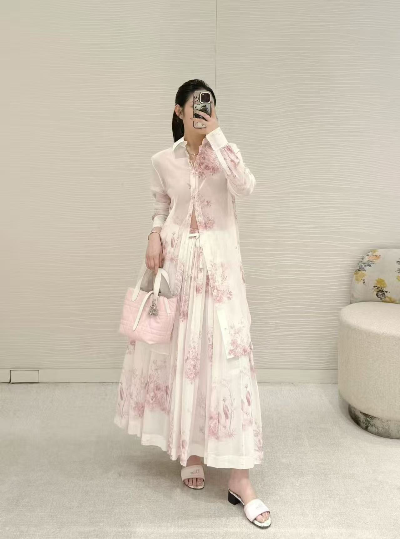 NO:858623,Model No. 20263761 Dio* new suit, flower and bird printed irregular long-sleeved shirt + elastic waist skirt, white, SML, [M size shoulder width 39, bust 112, sleeve length 59, length 73-84; waist 70 elastic, length 90; weight 0.555kg], Dior - clothing, dior, dior, skirts,19860909款号20263761 Dio*新款套装,花鸟印花不规则长袖衬衣+松紧腰半裙,白色,SML,【M码肩宽39,胸围112,袖长59,长73-84；腰围70弹力,长90；重量0.555kg】,迪奥-服装,dior,dior,skirts,,Women's clothing