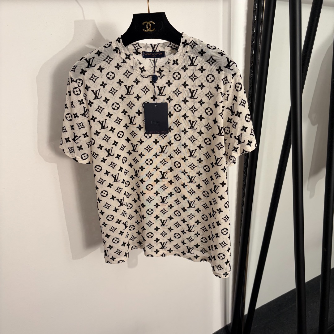 NO:858565,Style No. 20263717 LV* new style presbyopic flocked logo letter mesh short-sleeved T-shirt, off-white, rose red, black, S-XXL, [M size shoulder width 41, bust 100, sleeve length 19, length 60; weight 0.95kg], Louis Vuitton-clothing, louis vuitton, louis vuitton, T-shirt, tees, t-shirt,19860909款号20263717 LV*新款 老花植绒logo字母网纱短袖T恤,米白色,玫红色,黑色,S-XXL,【M码肩宽41,胸围100,袖长19,长60；重量0.95kg】,路易威登-服装,louis vuitton,louis vuitton,T-shirt,tees，t-shirt,,Women's clothing