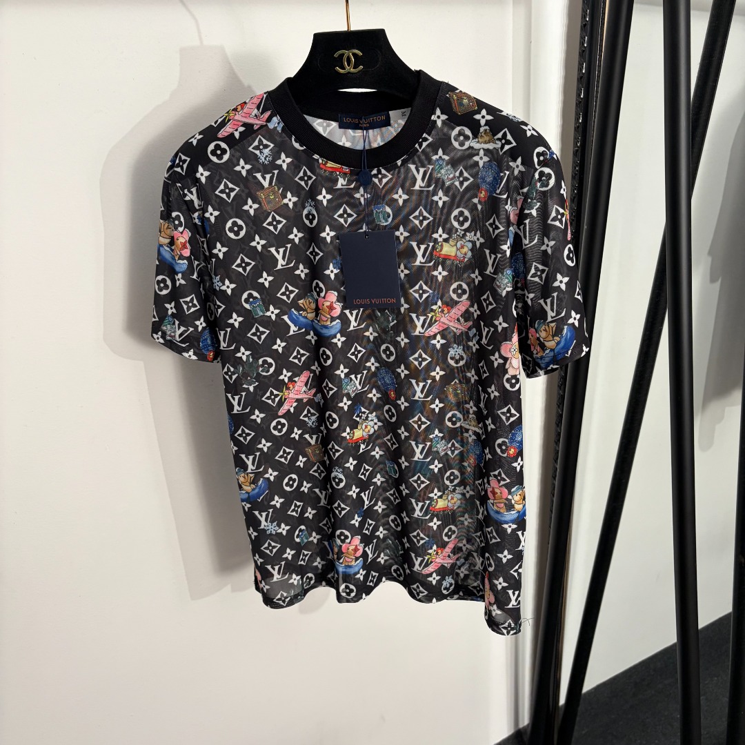NO:858532,Model number 20263734 LV* new cartoon doll presbyopic logo printed mesh short-sleeved T-shirt, white, coffee color, black, S-XXL, [M size shoulder width 41, chest 100, sleeve length 19, length 62; weight 0.110kg], Louis Vuitton-clothing, louis vuitton, louis vuitton, T-shirt, tees, t-shirt,19860909款号20263734 LV*新款 卡通玩偶 老花logo印花网纱短袖T恤,白色,咖色,黑色,S-XXL,【M码肩宽41,胸围100,袖长19,长62；重量0.110kg】,路易威登-服装,louis vuitton,louis vuitton,T-shirt,tees，t-shirt,,Women's clothing
