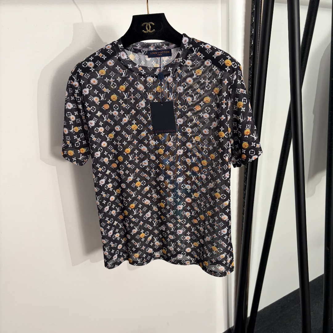 NO:858522,Model No. 20263736 LV* new style presbyopia logo flower printed mesh short-sleeved T-shirt, black, coffee color, S M L, [M size shoulder width 40, chest 100, sleeve length 19, length 60; weight 0.125kg], Louis Vuitton-clothing, louis vuitton, louis vuitton, T-shirt, tees, t-shirt,19860909款号20263736 LV*新款 老花logo花朵印花网纱短袖T恤,黑色,咖色,S M L,【M码肩宽40,胸围100,袖长19,长60；重量0.125kg】,路易威登-服装,louis vuitton,louis vuitton,T-shirt,tees，t-shirt,,Women's clothing