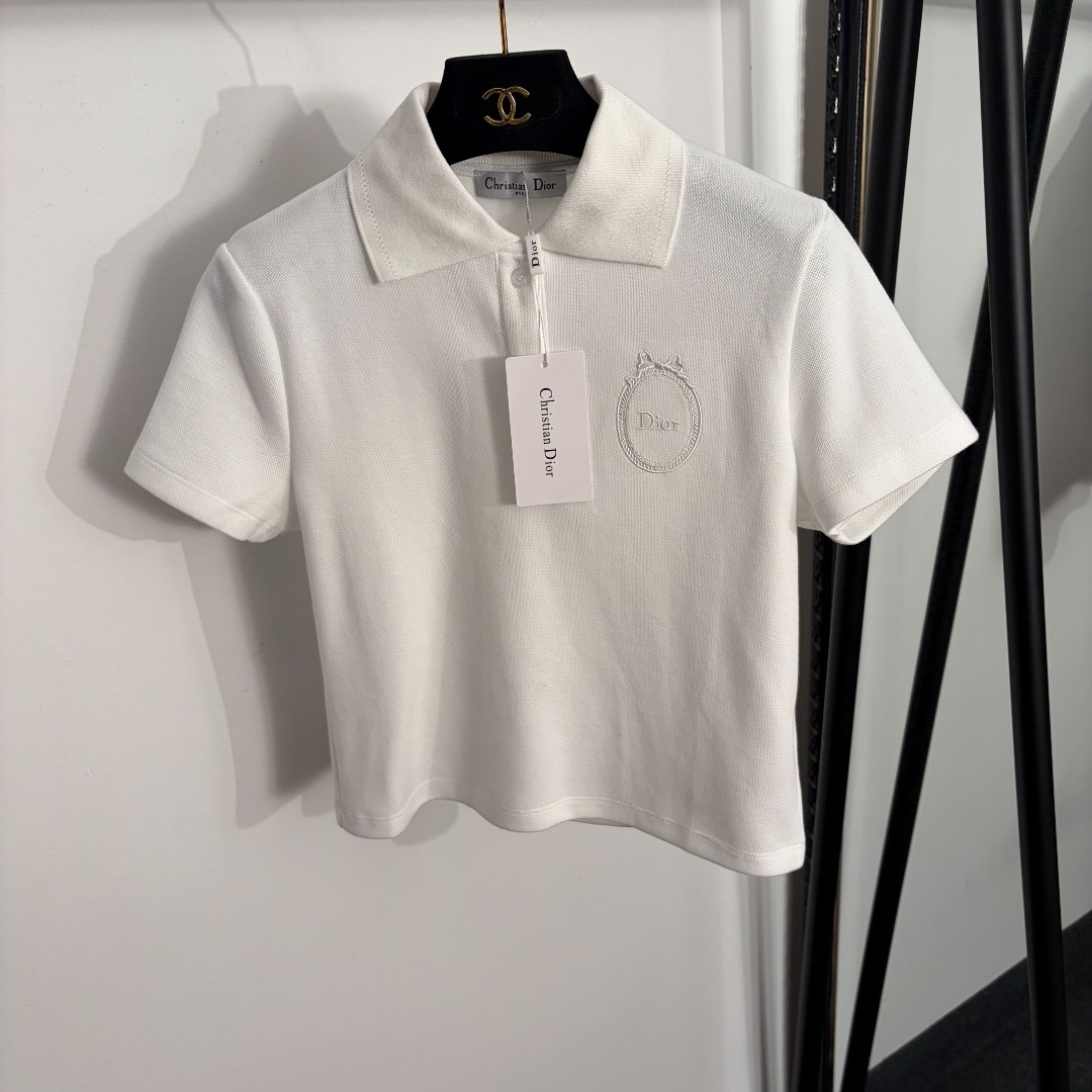 NO:858619,Model number 20263738 Dio* new style bow embroidered letters Polo collar short-sleeved short-slim T-shirt top, white, green, pink, SML, [M size shoulder width 37, chest 88, sleeve length 16, length 48; weight 0.170kg], Dior-clothing, dior, dior, T-shirt, tees, t-shirt,19860909款号20263738 Dio*新款 蝴蝶结刺绣字母 Polo领短袖短款修身T恤上衣,白色,绿色,粉色,SML,【M码肩宽37,胸围88,袖长16,长48；重量0.170kg】,迪奥-服装,dior,dior,T-shirt,tees，t-shirt,,Women's clothing