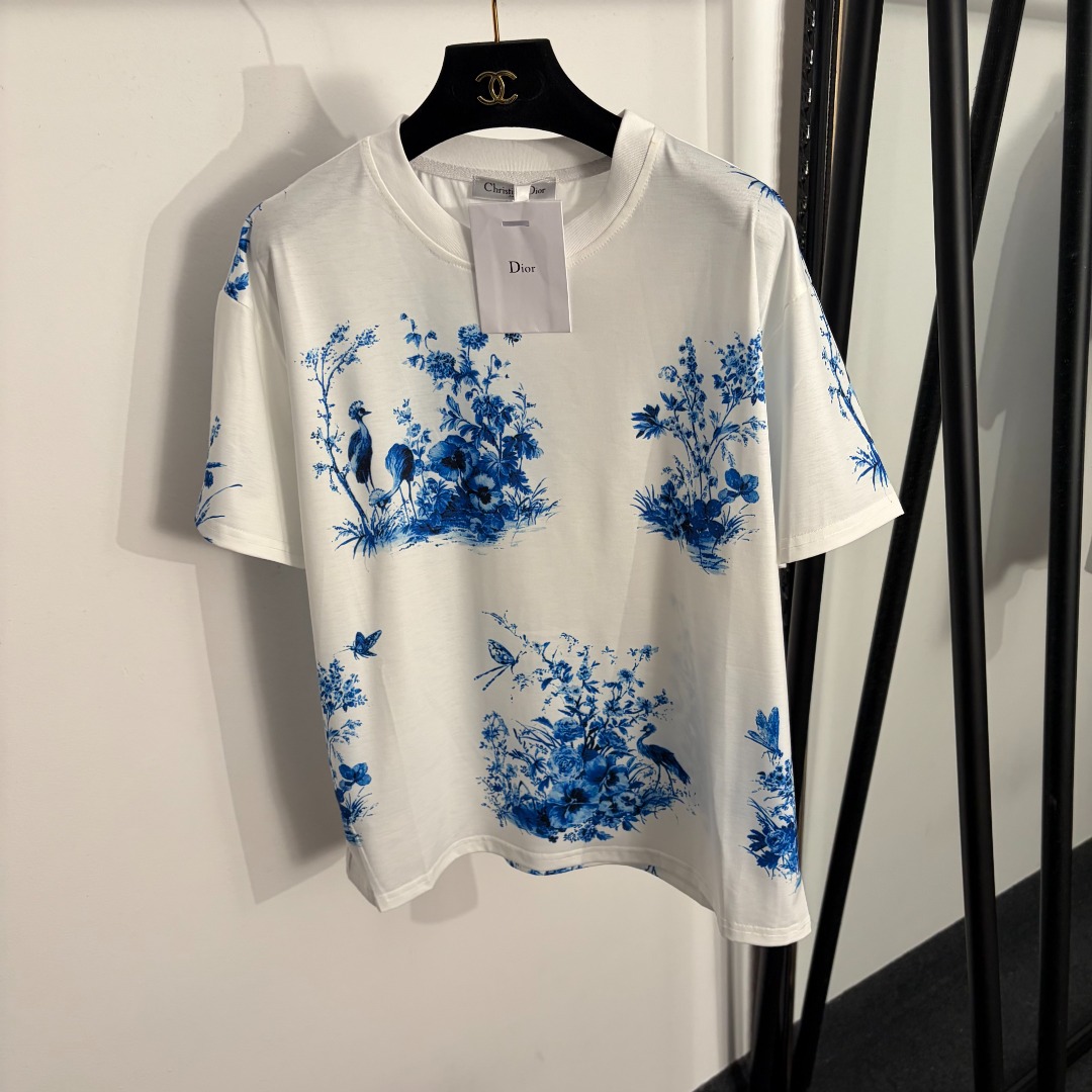 NO:858593,Model number 20263741 Dio* new blue flower and bird print short-sleeved T-shirt, white, SML, [M size shoulder width 50, chest 110, sleeve length 18, length 63; weight 0.165kg], Dior-clothing, dior, dior, T-shirt, tees, t-shirt,19860909款号20263741 Dio*新款 蓝色花鸟印花短袖T恤,白色,SML,【M码肩宽50,胸围110,袖长18,长63；重量0.165kg】,迪奥-服装,dior,dior,T-shirt,tees，t-shirt,,Women's clothing