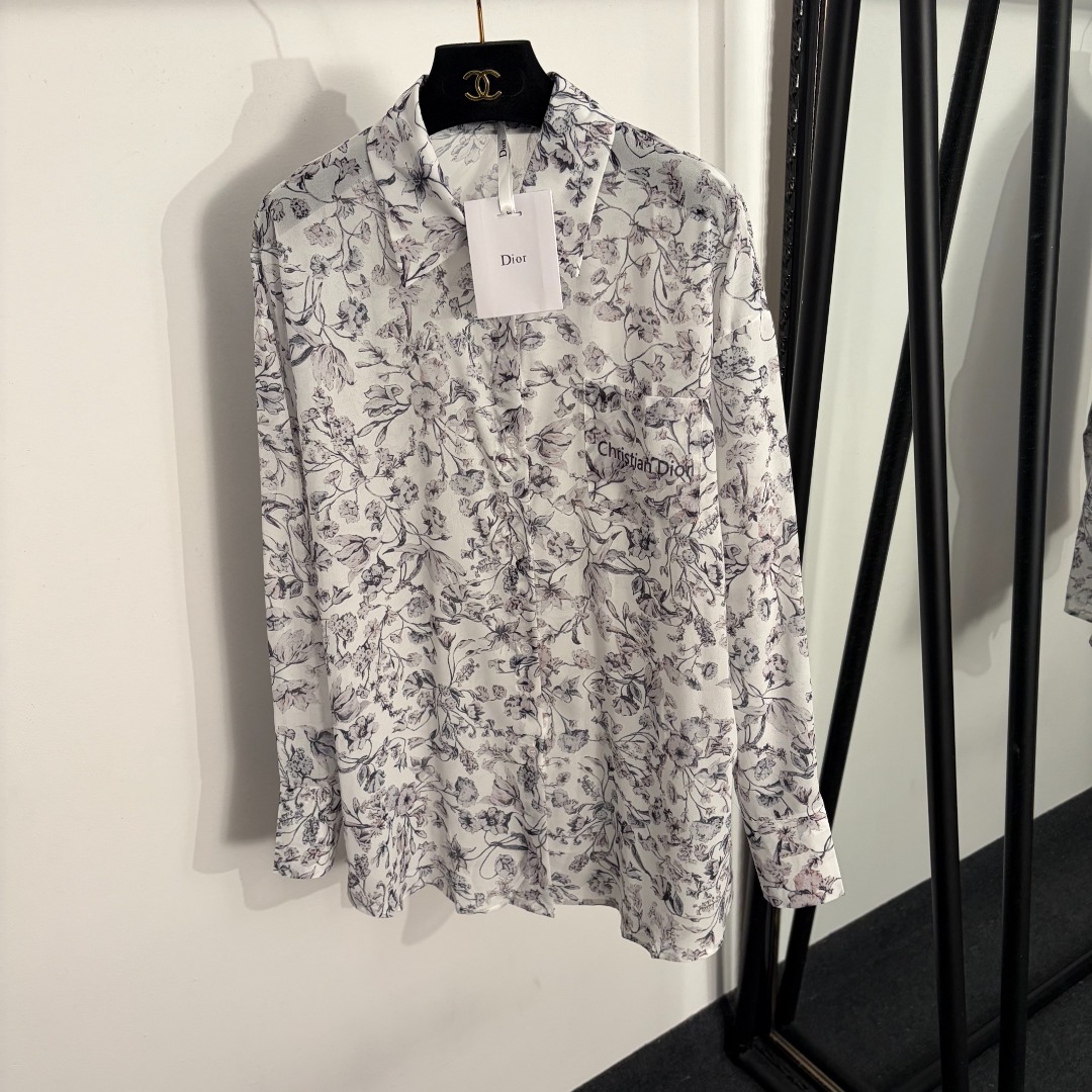 NO:858645,Model No. 20263743 Dio* new elegant floral print single pocket long-sleeved shirt, brown, blue, SML, [M size shoulder width 55, chest 112, sleeve length 54, length 76; weight 0.170kg], Dior-clothing, dior, dior,19860909款号20263743 Dio*新款 气质花卉印花单口袋长袖衬衣,棕色,蓝色,SML,【M码肩宽55,胸围112,袖长54,长76；重量0.170kg】,迪奥-服装,dior,dior,,Women's clothing