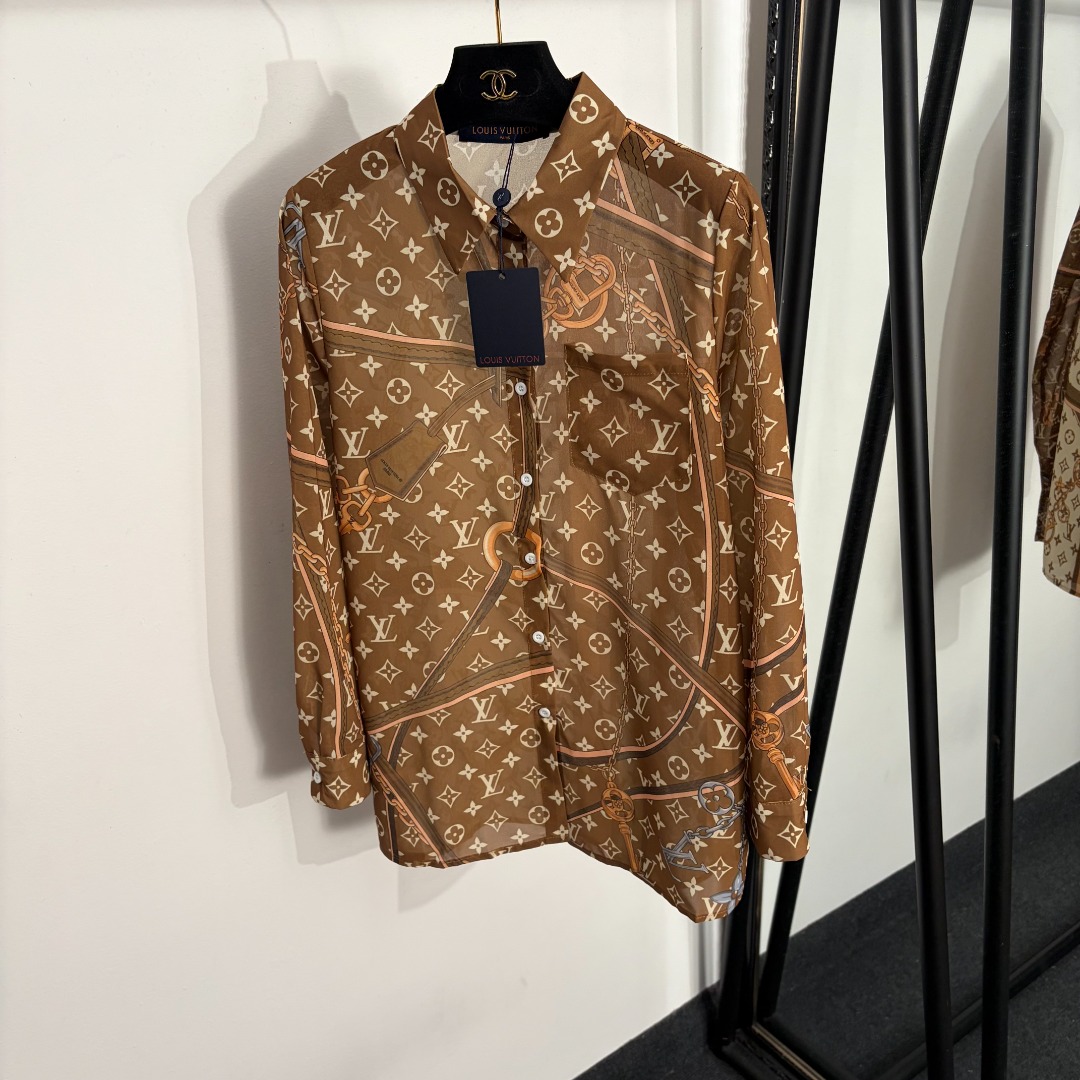 NO:858514,Model No. 20263745 LV*new style presbyopic logo printed long-sleeved shirt, brown, SML, [M size shoulder width 37, bust 96, sleeve length 58, length 60; weight 0.140kg], Louis Vuitton-clothing, louis vuitton, louis vuitton,19860909款号20263745 LV*新款 老花logo印花长袖衬衣,咖色,SML,【M码肩宽37,胸围96,袖长58,长60；重量0.140kg】,路易威登-服装,louis vuitton,louis vuitton,,Women's clothing