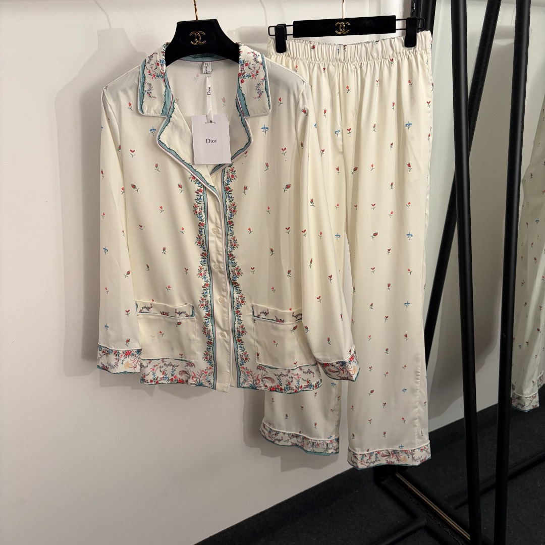 NO:858658,Model No. 20263748 Dio's latest home-style casual suit, small red flower floral long-sleeved shirt top + high-waisted straight trousers, off-white, SML, [M size shoulder width 40, bust 100, sleeve length 58, length 67; waist 66 elastic, length 105; weight 0.480kg], Dior-clothing, dior, dior,19860909款号20263748 Dio*新家居风休闲套装,小红花碎花长袖衬衣上衣+高腰直筒长裤,米白色,SML,【M码肩宽40,胸围100,袖长58,长67；腰围66弹力,长105；重量0.480kg】,迪奥-服装,dior,dior,,Women's clothing
