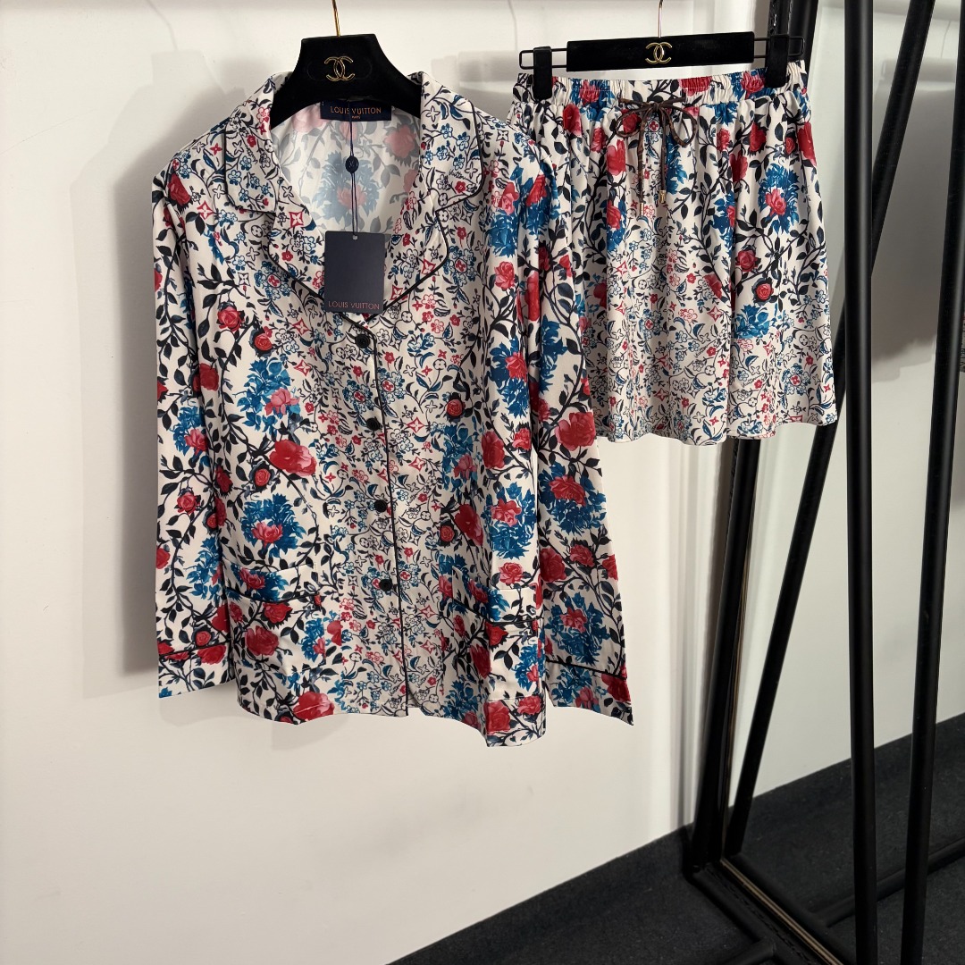 NO:858494,Model No. 20263750 LV* new home style casual suit, rose printed lapel long-sleeved shirt top + short skirt, white, SML, [M size shoulder width 41, bust 106, sleeve length 59, length 66; waist 66 elastic, length 43; weight 0.495kg], Louis Vuitton-clothing, louis vuitton, louis vuitton, skirts,19860909款号20263750 LV*新款家居风休闲套装,玫瑰印花翻领长袖衬衣上衣+短半裙,白色,SML,【M码肩宽41,胸围106,袖长59,长66；腰围66弹力,长43；重量0.495kg】,路易威登-服装,louis vuitton,louis vuitton,skirts,,Women's clothing