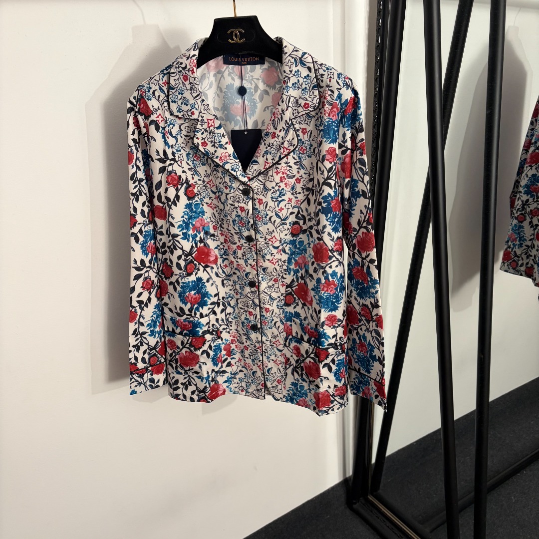 NO:858484,Model No. 20263751 LV's latest rose printed lapel long-sleeved shirt top, white, SML, [M size shoulder width 41, bust 106, sleeve length 59, length 66], Louis Vuitton-clothing, louis vuitton, louis vuitton,19860909款号20263751 LV*新款 玫瑰印花翻领长袖衬衣上衣,白色,SML,【M码肩宽41,胸围106,袖长59,长66】,路易威登-服装,louis vuitton,louis vuitton,,Women's clothing