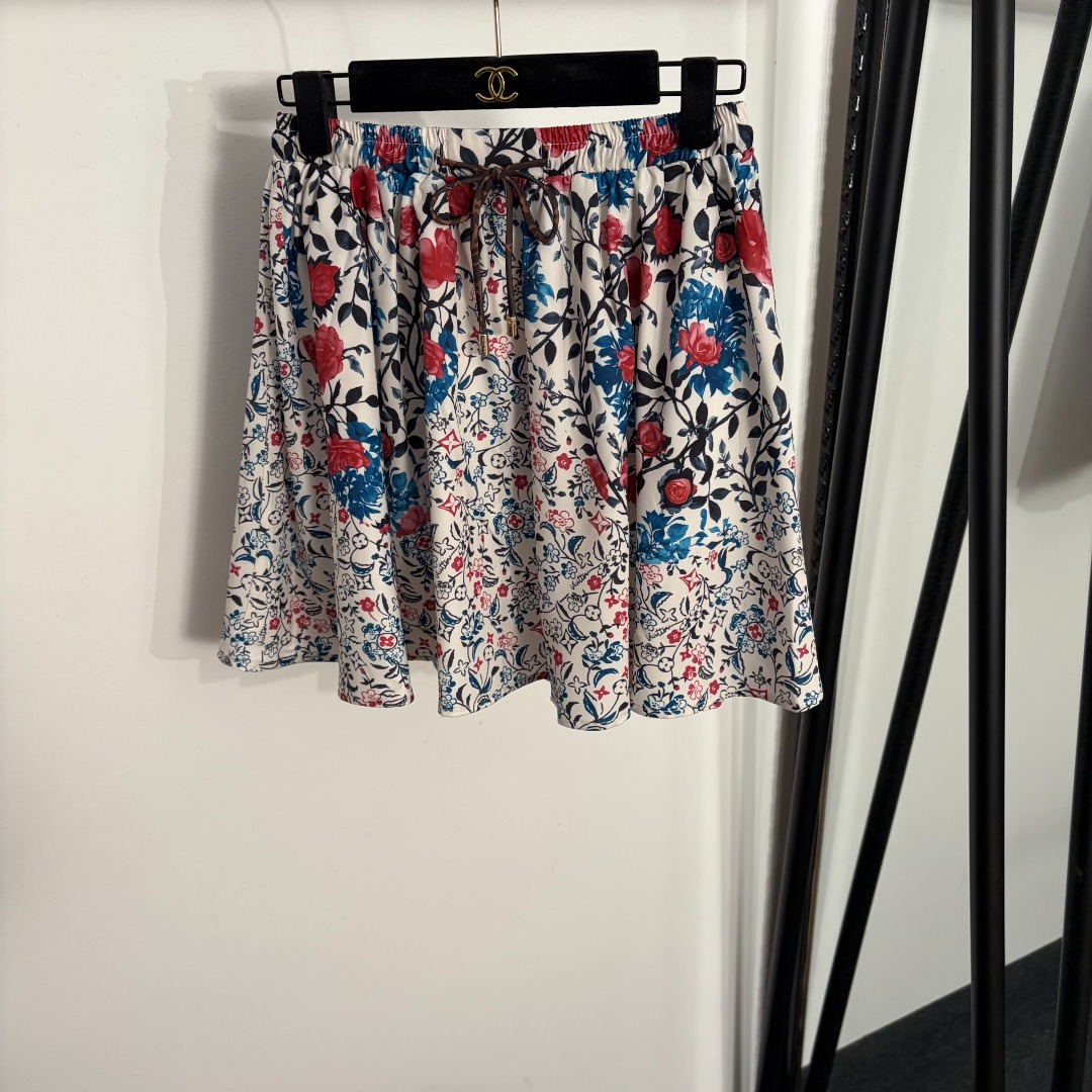 NO:858504,Model No. 20263752 LV* new rose print short skirt, safety pants lining, white, SML, [M size waist 66 elastic, length 43; weight 0.495kg], Louis Vuitton-clothing, louis vuitton, louis vuitton, skirts,19860909款号20263752 LV*新款 玫瑰印花短半裙,安全裤里衬,白色,SML,【M码腰围66弹力,长43；重量0.495kg】,路易威登-服装,louis vuitton,louis vuitton,skirts,,Women's clothing