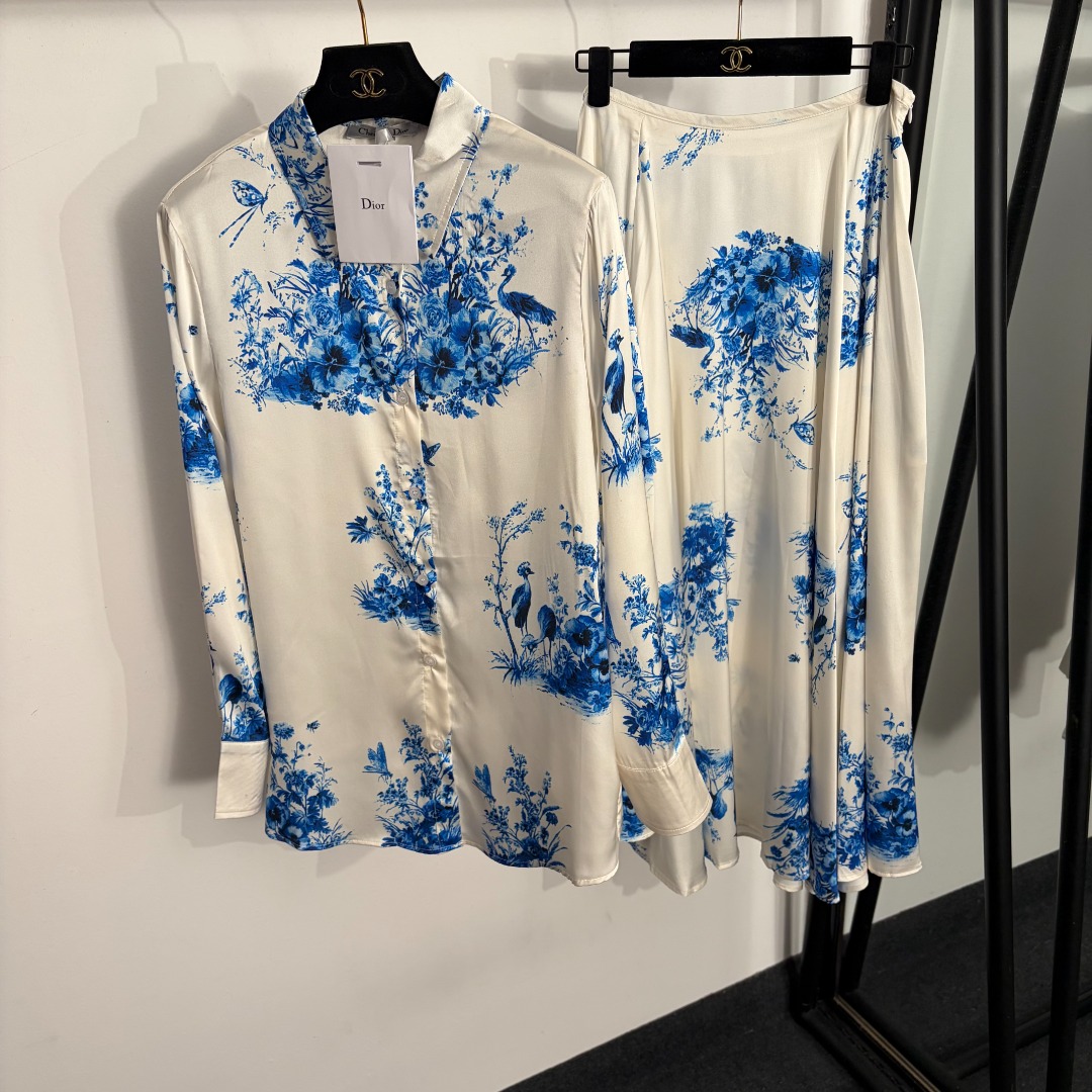 NO:858673,Model No. 20263754 Dio* new suit, blue flower and bird printed long-sleeved shirt + high-waisted skirt, white, SML, [M size shoulder width 40, bust 106, sleeve length 60, length 70; waist 72, length 86; weight 0.405kg], Dior-clothing, dior, dior, skirts,19860909款号20263754 Dio*新款套装,蓝色花鸟印花长袖衬衣+高腰半裙,白色,SML,【M码肩宽40,胸围106,袖长60,长70；腰围72,长86；重量0.405kg】,迪奥-服装,dior,dior,skirts,,Women's clothing
