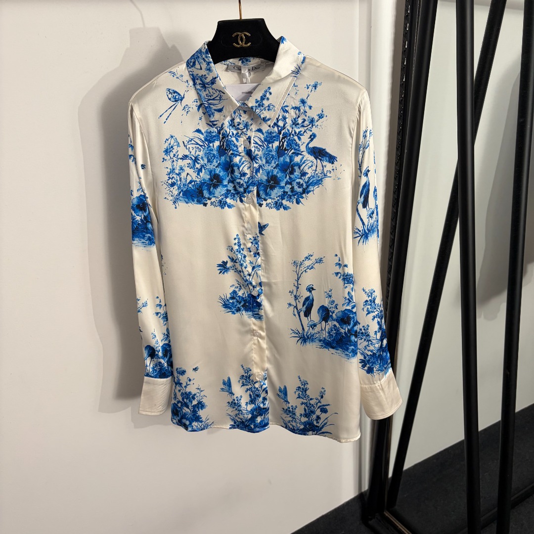 NO:858685,Model number 20263755 Dio* new blue flower and bird print long-sleeved shirt, white, SML, [M size shoulder width 40, chest 106, sleeve length 60, length 70], Dior-clothing, dior, dior,19860909款号20263755 Dio*新款 蓝色花鸟印花长袖衬衣,白色,SML,【M码肩宽40,胸围106,袖长60,长70】,迪奥-服装,dior,dior,,Women's clothing