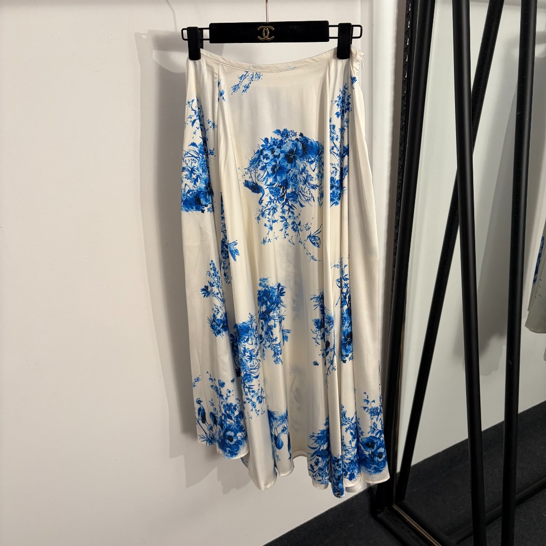 NO:858578,Model No. 20263756 Dio* new blue flower and bird print high-waisted skirt, white, SML, [M size waist 72, length 86], Dior-clothing, dior, dior, skirts,19860909款号20263756 Dio*新款 蓝色花鸟印花高腰半裙,白色,SML,【M码腰围72,长86】,迪奥-服装,dior,dior,skirts,,Women's clothing