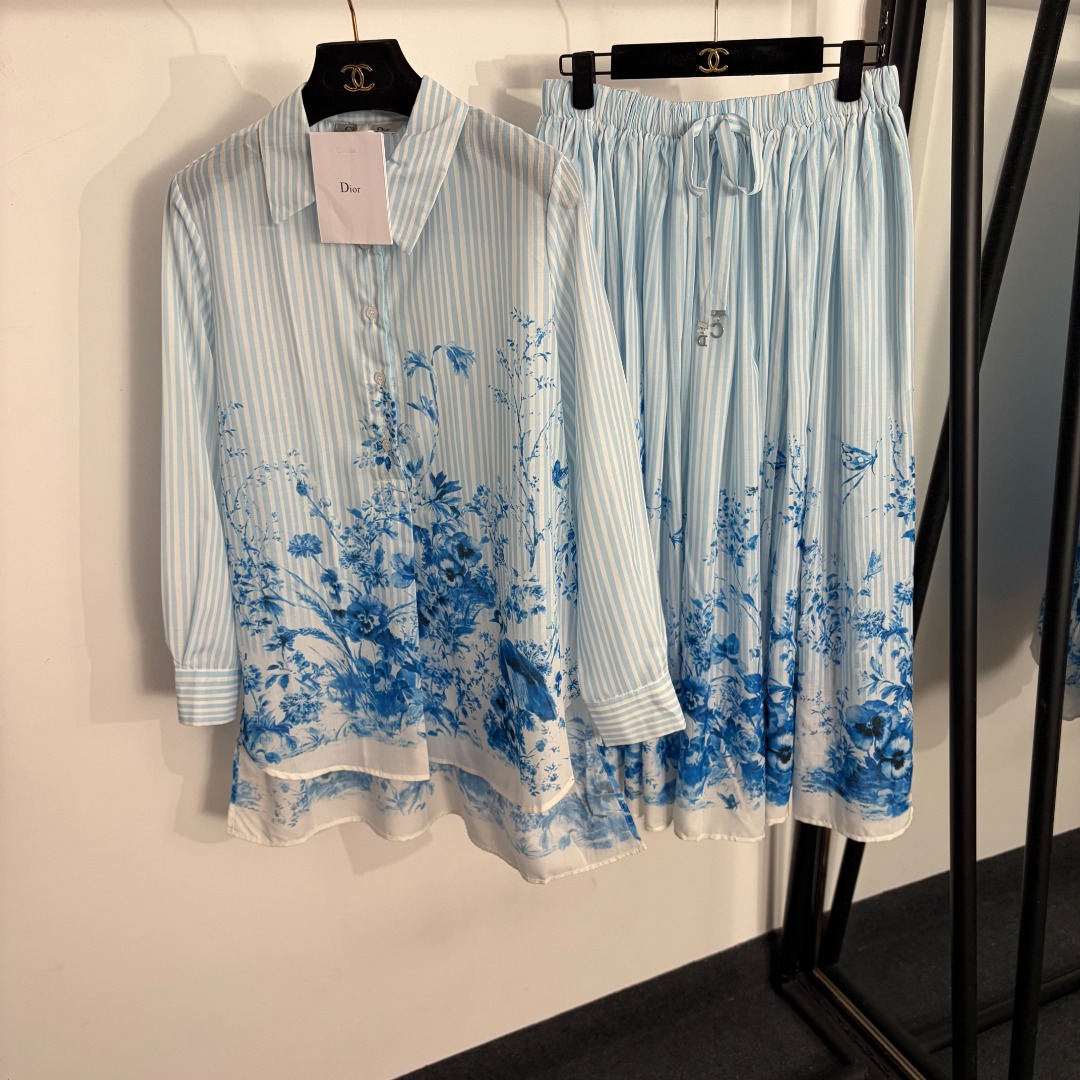 NO:858608,Model No. 20263757 Dio* new suit, blue flower and bird print short front and long back striped long-sleeved shirt + elastic waist skirt, light blue, SML, [M size shoulder width 37, bust 106, sleeve length 55, length 69-80; waist 72 elastic, length 85; weight 0.445kg], Dior-clothing, dior, dior, skirts,19860909款号20263757 Dio*新款套装,蓝色花鸟印花前短后长条纹长袖衬衣+松紧腰半裙,浅蓝色,SML,【M码肩宽37,胸围106,袖长55,长69-80；腰围72弹力,长85；重量0.445kg】,迪奥-服装,dior,dior,skirts,,Women's clothing