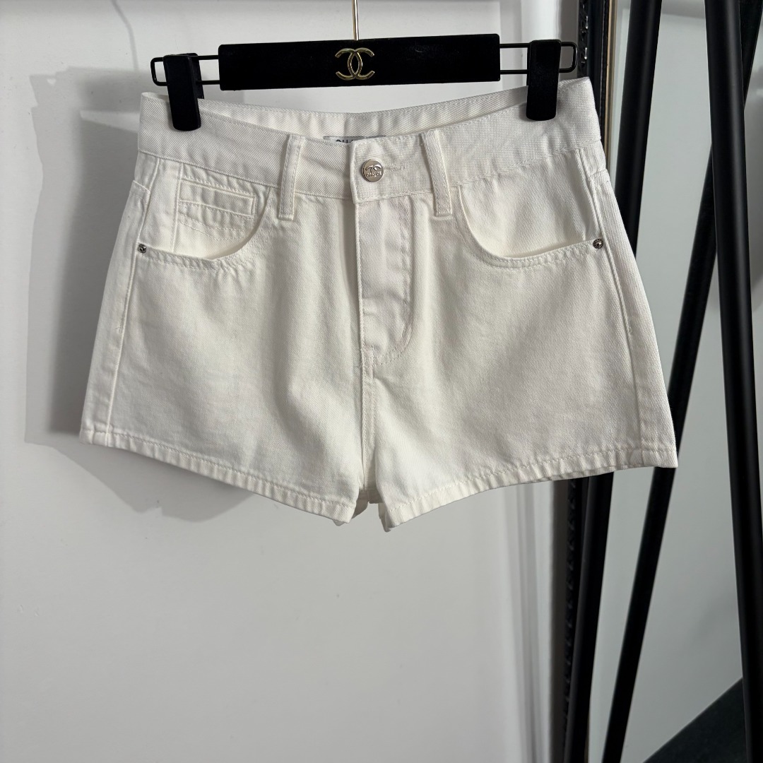 NO:858543,Model number 20263777 Chan* new style double C embroidered logo versatile denim shorts, white, khaki, S-XL, [M size waist 68, length 33; weight 0.250kg], Chanel-clothing, chanel, chanel, shorts,19860909款号20263777 Chan*新款 双C刺绣logo百搭牛仔短裤,白色,卡其色,S-XL,【M码腰围68,长33；重量0.250kg】,香奈儿-服装,chanel,chanel,shorts,,Women's clothing
