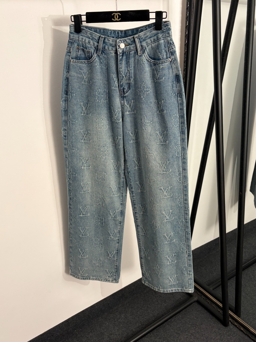 NO:858564,Style No. 20263778 LV*new style presbyopia logo jacquard denim trousers, blue, S-XL, [M size waist 68, length 108; weight 0.600kg], Louis Vuitton-clothing, louis vuitton, louis vuitton,19860909款号20263778 LV*新款 老花logo提花牛仔长裤,蓝色,S-XL,【M码腰围68,长108；重量0.600kg】,路易威登-服装,louis vuitton,louis vuitton,,Women's clothing