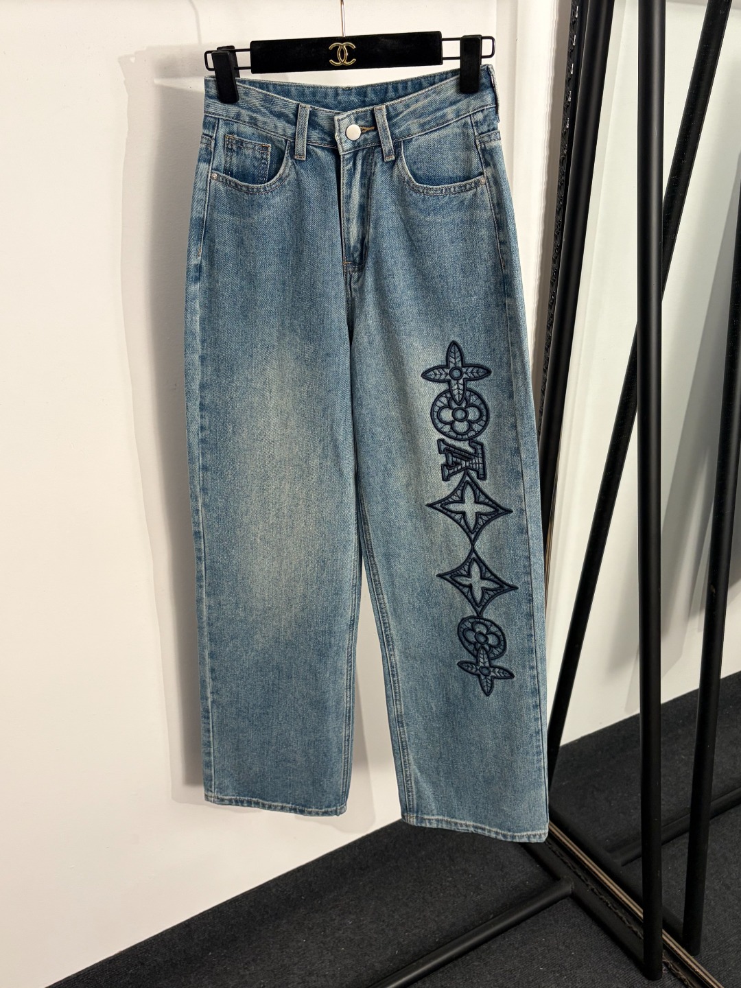 NO:858473,Style No. 20263779 LV* new denim trousers with four-leaf flower logo embroidery, blue, S-XL, [S size waist 62, length 105; weight 0.575kg], Louis Vuitton-clothing, louis vuitton, louis vuitton,19860909款号20263779 LV*新款 四叶花logo刺绣牛仔长裤,蓝色,S-XL,【S码腰围62,长105；重量0.575kg】,路易威登-服装,louis vuitton,louis vuitton,,Women's clothing