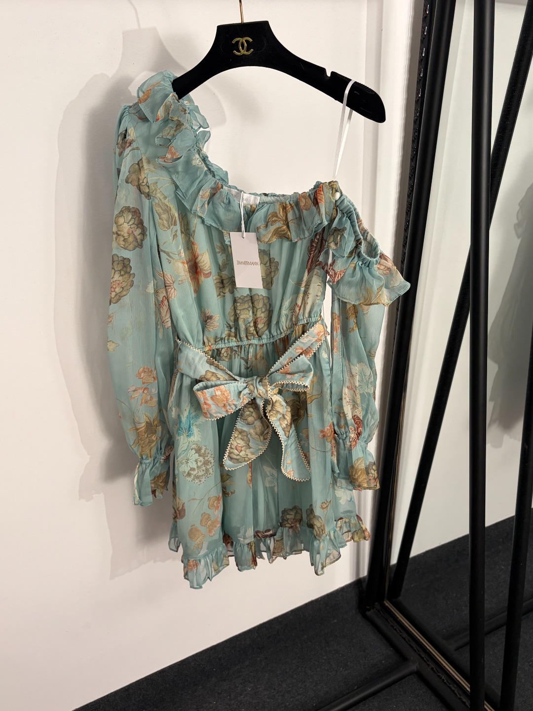 NO:858463,Model No. 20263780 Zimmermann's latest style, elegant floral print, oblique shoulder ruffled lace-up waist jumpsuit, green, S-XL, [S size bust 90, waist 66 stretch, sleeve length 68, length 86; weight 0.230kg], Zimmermann-clothing, shorts,19860909款号20263780 Zimmermann*新款 气质花卉印花 斜肩荷叶边系带收腰连体短裤,绿色,S-XL,【S码胸围90,腰围66弹力,袖长68,长86；重量0.230kg】,兹默曼-服装,shorts,,Women's clothing