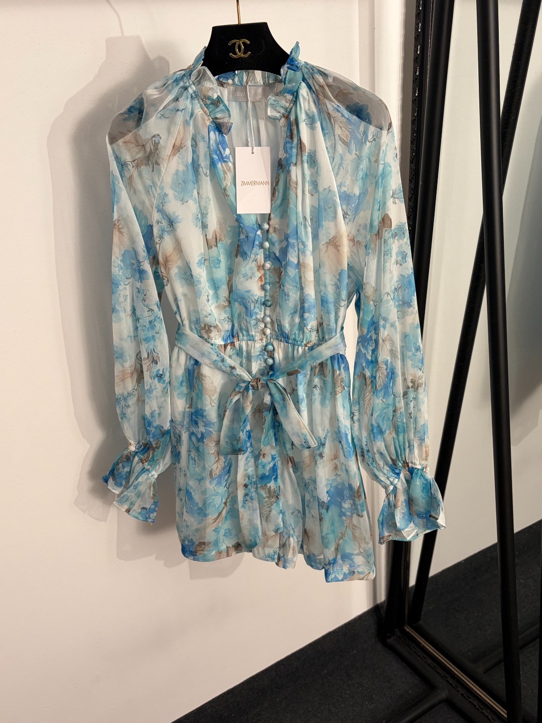 NO:858474,Model No. 20263781 Zimmermann* new style temperament printed fungus collar lace-up waist V-neck long-sleeved jumpsuit, blue, black, S-XL, [S size bust 92, waist 70 stretch, sleeve length 75, length 80; weight 0.195kg], Zimmermann-clothing, shorts,19860909款号20263781 Zimmermann*新款 气质印花木耳领系带收腰V领长袖连体短裤,蓝色,黑色,S-XL,【S码胸围92,腰围70弹力,袖长75,长80；重量0.195kg】,兹默曼-服装,shorts,,Women's clothing