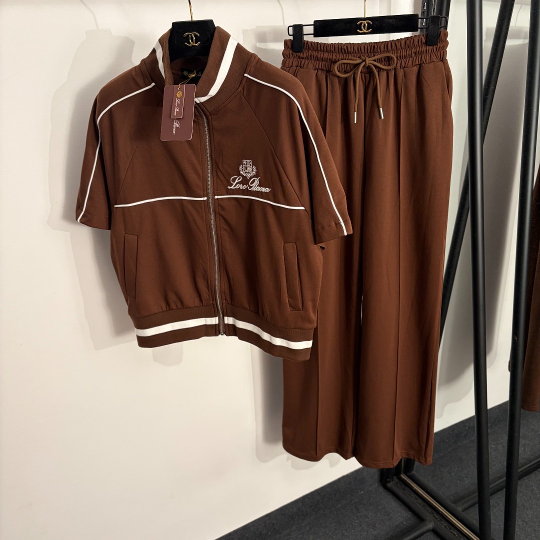 NO:853169,Model No. 20263785 Loro Piana*LP new suit, stand-collar short-sleeved jacket with logo embroidered letters on the chest + high-waisted straight trousers, brown, red, SXL, [M size bust 104, sleeve length 34, length 55; waist 64 elastic, length 104; weight 0.720kg], women's clothing, loro piana, loro piana, jackets & coats, T-shirt,19860909款号20263785 Loro Piana*LP新款套装,胸前logo刺绣字母立领短袖外套+高腰直筒长裤,咖啡色,红色,SXL,【M码胸围104,袖长34,长55；腰围64弹力,长104；重量0.720kg】,女装,loro piana,loro piana,jackets & coats,T-shirt,,Women's clothing