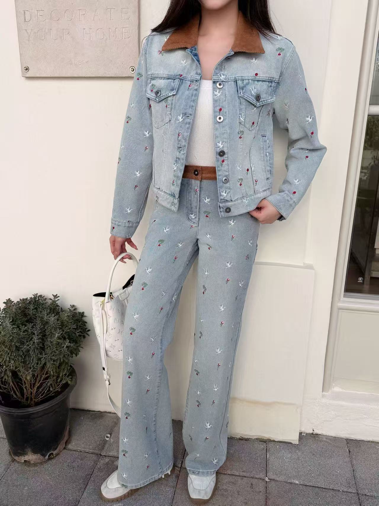 NO:858651,Model No. 20263830 Dio* new denim suit, peace dove rose embroidered flower lapel long-sleeved denim jacket + high-waisted straight denim trousers, light blue, SML, [M size shoulder width 44, chest 102, sleeve length 58, length 52; waist 66 elastic, length 103; weight 1.270kg], Dior - clothing, dior, dior, jackets & coats,19860909款号20263830 Dio*新款牛仔套装,和平鸽玫瑰刺绣花朵翻领长袖牛仔外套+高腰直筒牛仔长裤,浅蓝色,SML,【M码肩宽44,胸围102,袖长58,长52；腰围66弹力,长103；重量1.270kg】,迪奥-服装,dior,dior,jackets & coats,,Women's clothing