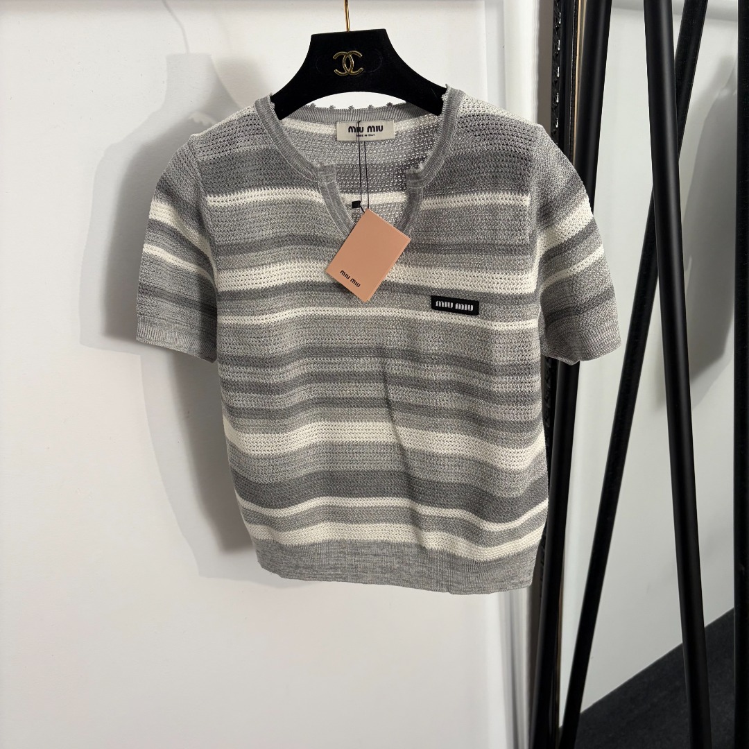 NO:858032,Model No. 20263980 Miumi* new collar logo letter striped short-sleeved sweater T-shirt, gray, navy blue, 36 38 40, [size 36 shoulder width 37, chest 94, sleeve length 21, length 54; weight 0.175kg], Miumiu-clothing, miumiu, T-shirt, tees, t-shirt,19860909款号20263980 Miumi*新款 领标字母 条纹短袖针织衫T恤,灰色,藏蓝色,36 38 40,【36码肩宽37,胸围94,袖长21,长54；重量0.175kg】,缪缪-服装,miumiu,T-shirt,tees，t-shirt,,Women's clothing