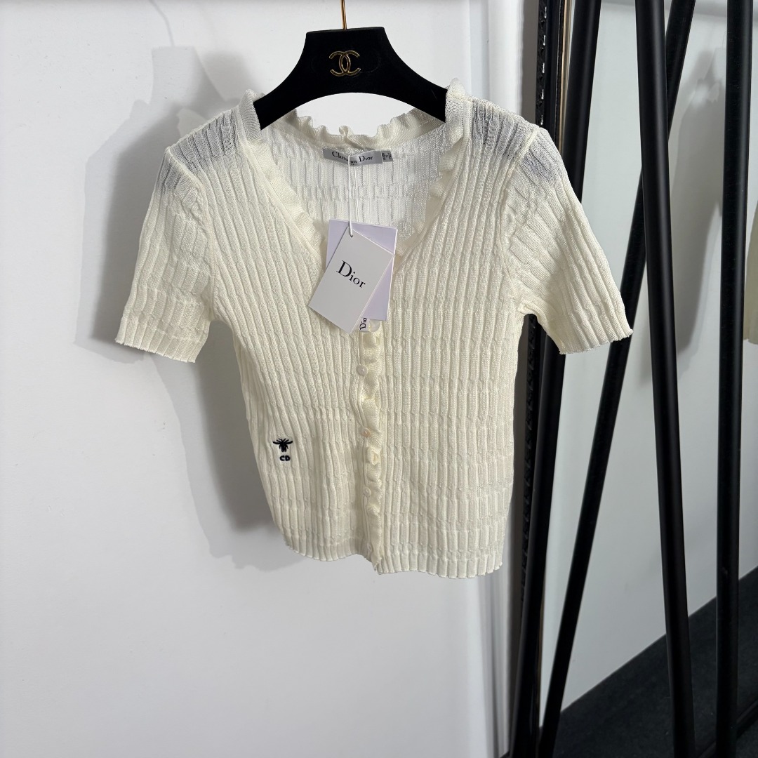 NO:858702,Style number 20263856 Dio* new CD bee embroidered fungus collar short-sleeved knitted cardigan top, off-white, apricot, 36 38 40, [36 size chest 76, sleeve length 20, length 49; weight 0.130kg], Dior-clothing, dior, dior, T-shirt,19860909款号20263856 Dio*新款 CD小蜜蜂刺绣木耳领短袖针织开衫上衣,米白色,杏色,36 38 40,【36码胸围76,袖长20,长49；重量0.130kg】,迪奥-服装,dior,dior,T-shirt,,Women's clothing