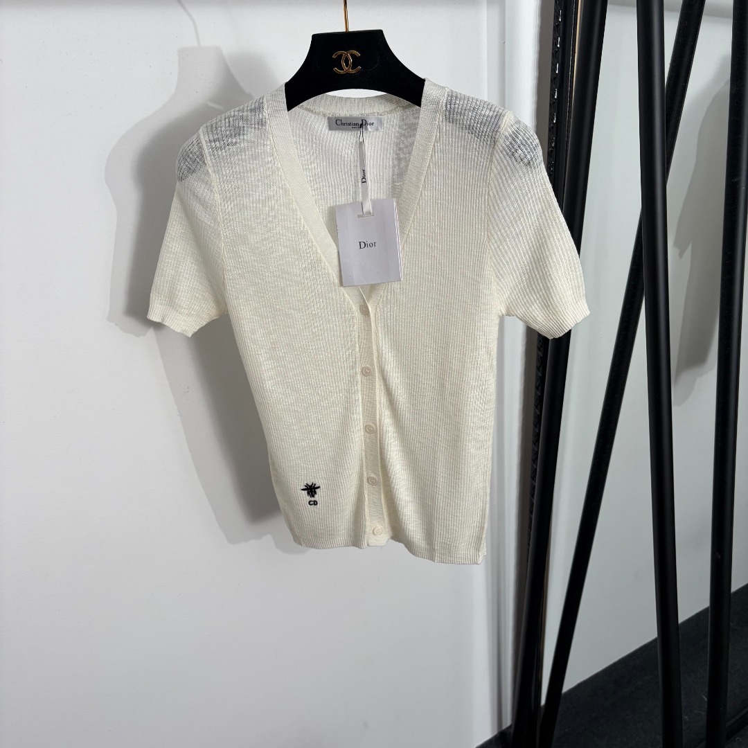 NO:858579,Model number 20263857 Dio* new CD bee embroidered V-neck short-sleeved knitted cardigan top, off-white, pink, [one size fits all bust 70, sleeve length 22, length 54; weight 0.110kg], Dior-clothing, dior, dior, T-shirt,19860909款号20263857 Dio*新款 CD小蜜蜂刺绣V领短袖针织开衫上衣,米白色,粉色,【均码胸围70,袖长22,长54；重量0.110kg】,迪奥-服装,dior,dior,T-shirt,,Women's clothing
