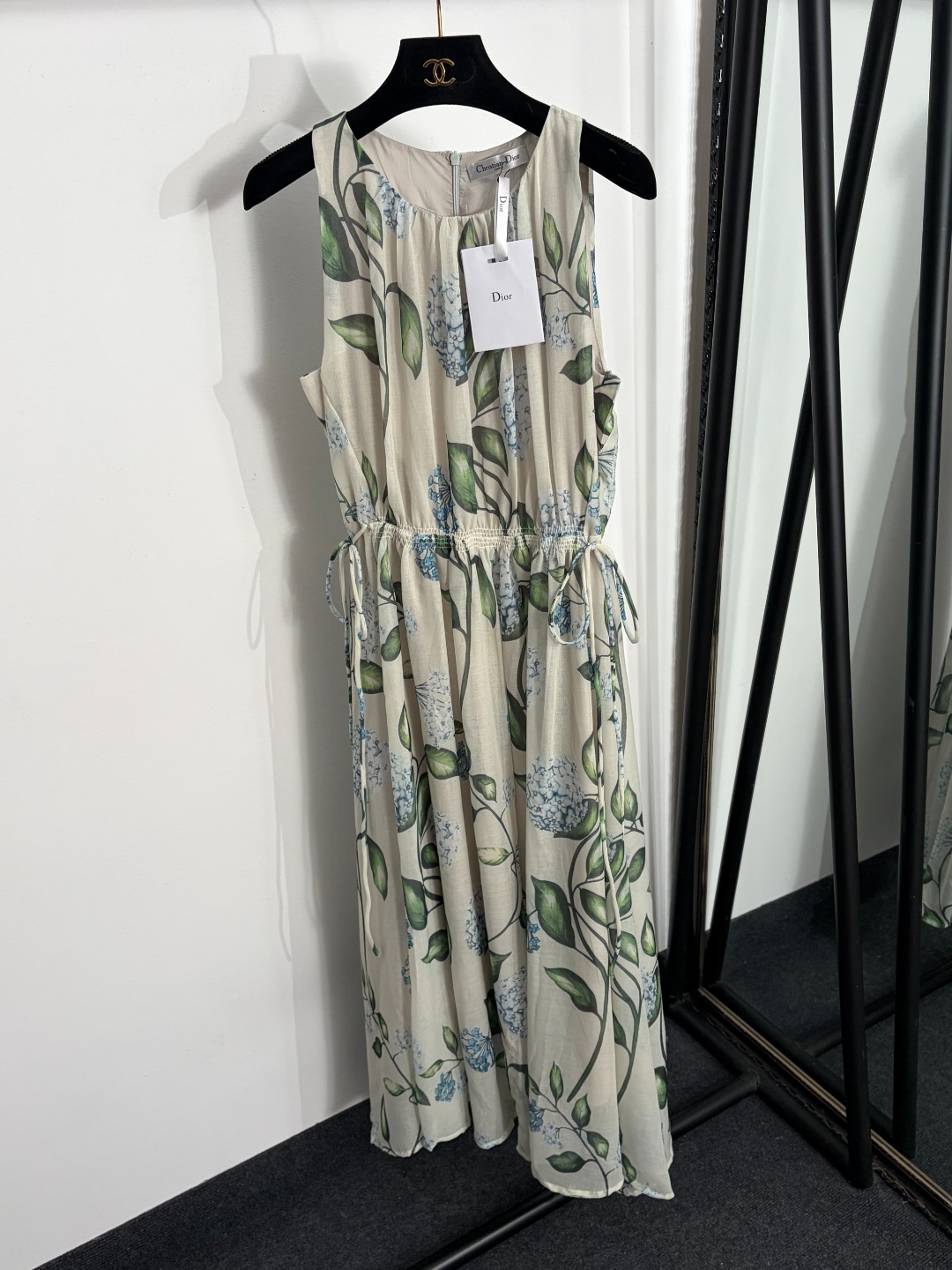 NO:858594,Model number 20263875 Dio* new hydrangea print drawstring waist sleeveless vest dress, off-white, SML, [M size bust 90, waist 78 stretch, length 126; weight 0.280kg], Dior-clothing, dior, dior, skirts,19860909款号20263875 Dio*新款 绣球花印花抽绳收腰无袖背心连衣裙,米白色,SML,【M码胸围90,腰围78弹力,长126；重量0.280kg】,迪奥-服装,dior,dior,skirts,,Women's clothing