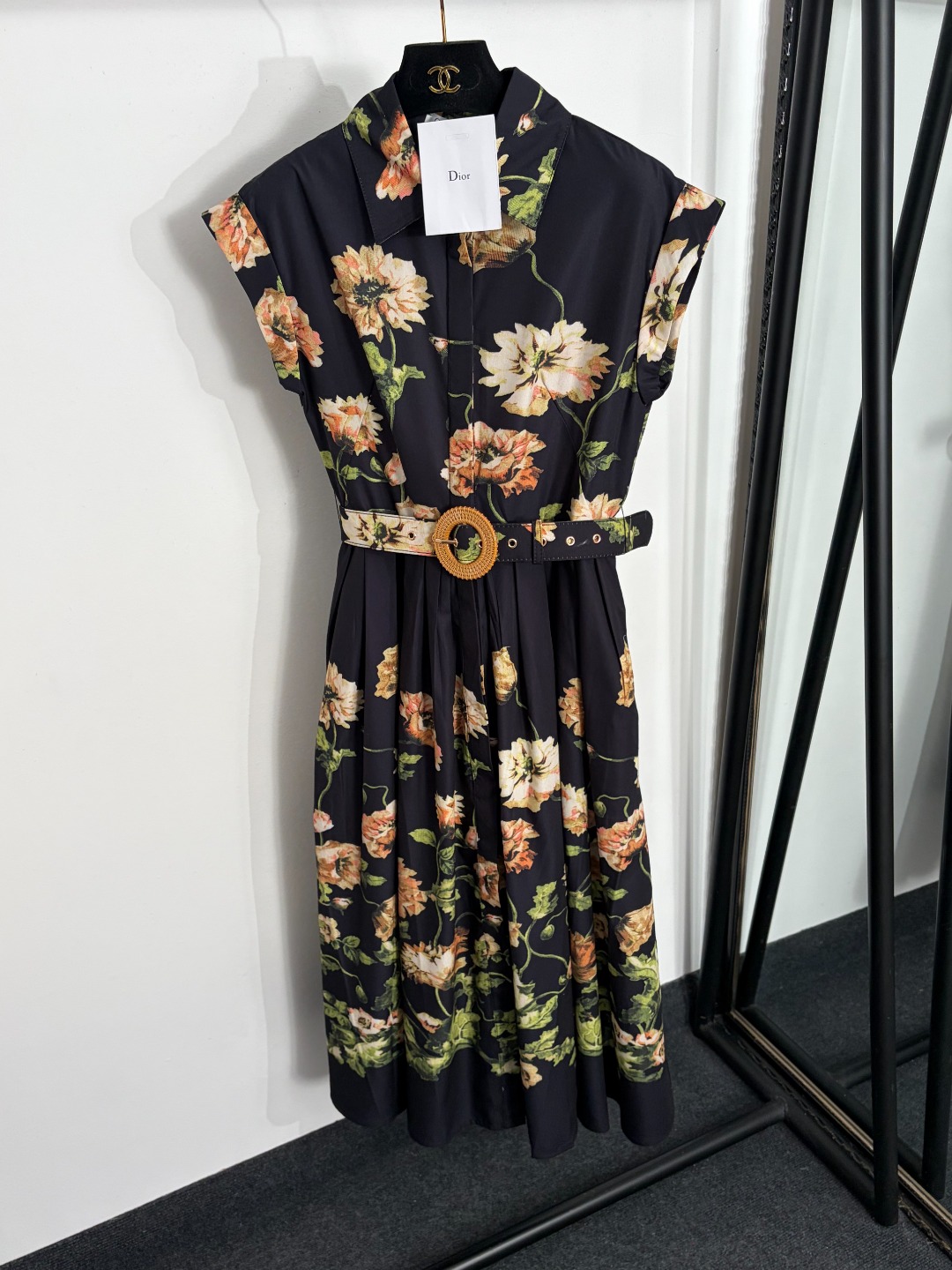 NO:858609,Model No. 20263877 Dio* new style exquisite floral print waistcoat lapel dress, with belt, black, SML, [M size bust 88, waist 76, length 116; weight 0.470kg], Dior-clothing, dior, dior, skirts,19860909款号20263877 Dio*新款 精致花卉印花坎肩翻领收腰连衣裙,配腰带,黑色,SML,【M码胸围88,腰围76,长116；重量0.470kg】,迪奥-服装,dior,dior,skirts,,Women's clothing