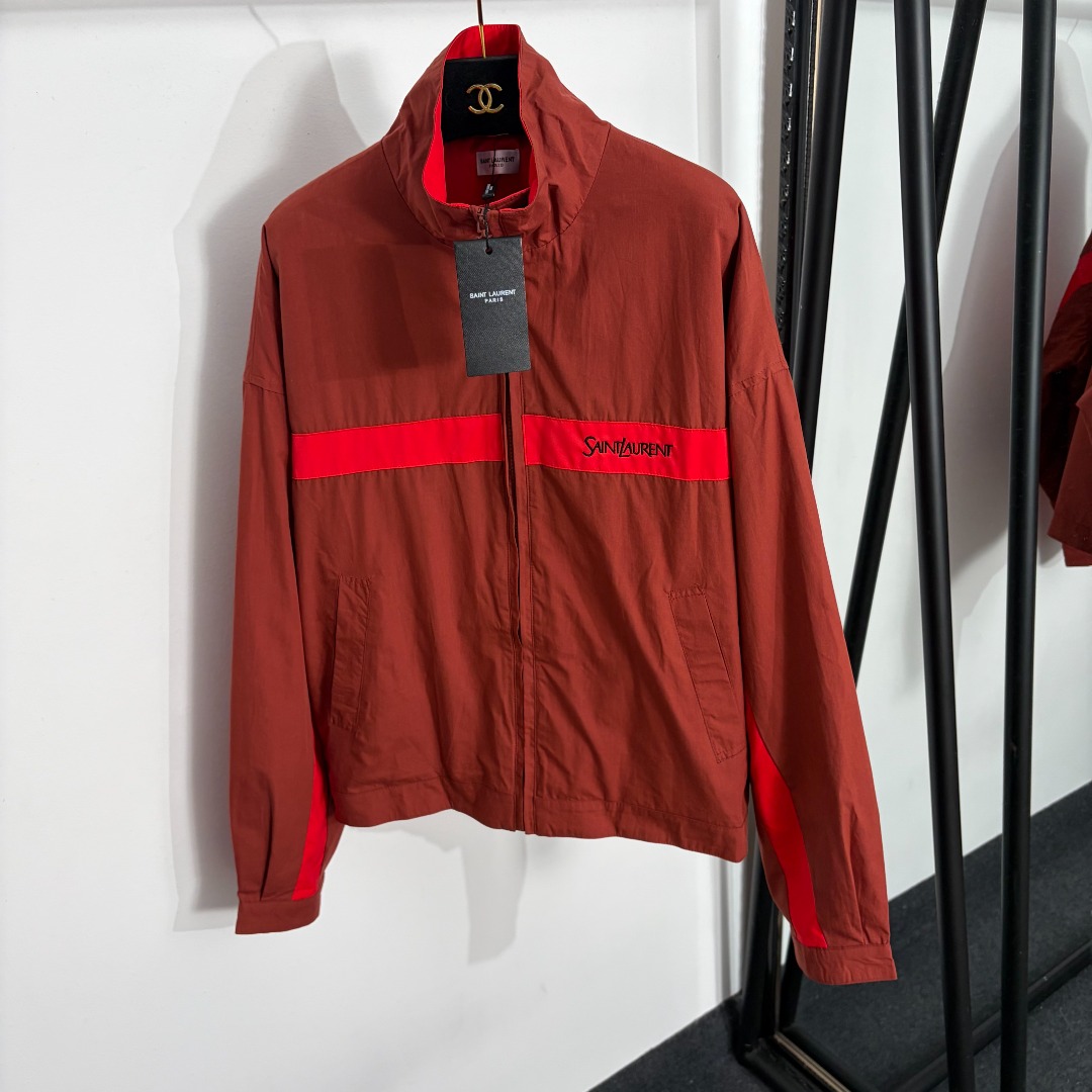 NO:858746,Model No. 20263883 YSL* new custom logo zipper puller contrast stripe letter embroidery stand collar long-sleeved windbreaker jacket, red, SML, [L size shoulder width 63, bust 138, sleeve length 55, length 63; weight 0.445kg], Saint Laurent-Clothing, saint laurent, saint laurent, jackets & coats,19860909款号20263883 YSL*新款 定制logo拉链头 撞色条纹字母刺绣立领长袖风衣外套,红色,SML,【L码肩宽63,胸围138,袖长55,长63；重量0.445kg】,圣罗兰-服装,saint laurent,saint laurent,jackets & coats,,Women's clothing