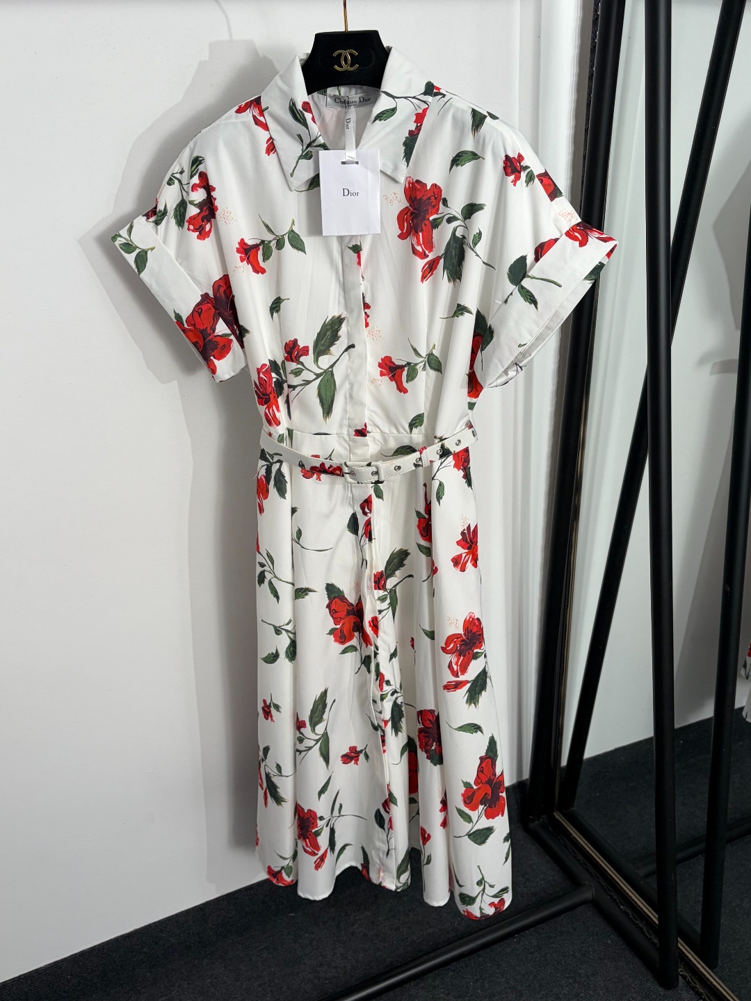 NO:858624,Model No. 20263893 Dio* new style red floral print waisted short-sleeved shirt dress, with belt, white, SML, [M size bust 92, waist 76, sleeve length 29, length 117; weight 0.475kg], Dior-clothing, dior, dior, skirts, shirts, T-shirt,19860909款号20263893 Dio*新款 红色花卉印花收腰短袖衬衫连衣裙,配腰带,白色,SML,【M码胸围92,腰围76,袖长29,长117；重量0.475kg】,迪奥-服装,dior,dior,skirts,shirts,T-shirt,,Women's clothing