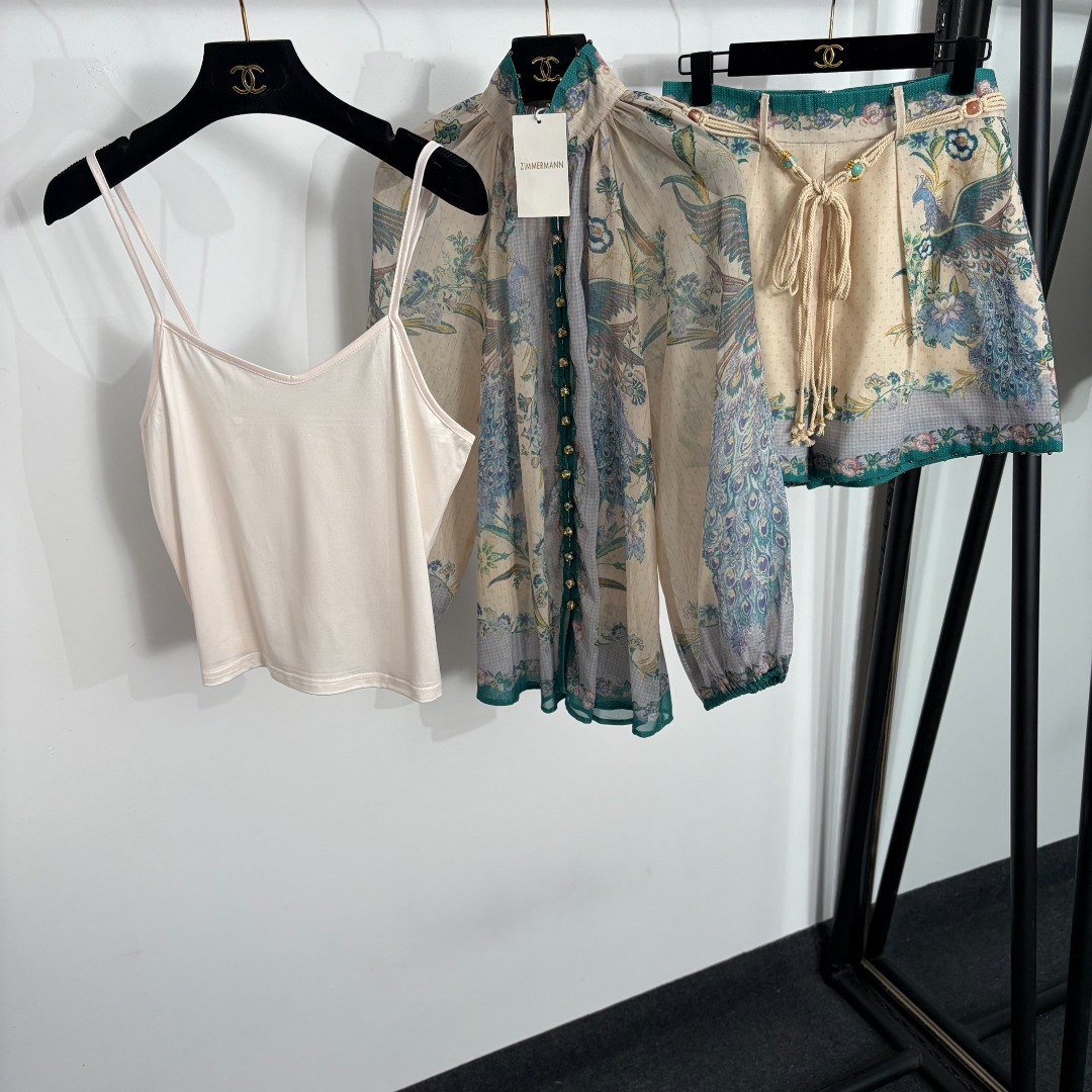 NO:858383,Model No. 20263898 Zimmermann's latest suit, peacock flower and bird print, bright silk blended stand-up collar lantern long-sleeved shirt top + lace-up waist shorts, with suspender lining, apricot color, S-XL, [M size bust 80, length 49; bust 114, sleeve length 58, length 66; waist 72, length 42; weight 0.435kg], Zimmermann - Clothing, shorts,19860909款号20263898 Zimmermann*新款套装,孔雀花鸟印花 亮丝混纺立领灯笼长袖衬衣上衣+系绳收腰短裤,配吊带里衬,杏色,S-XL,【M码胸围80,长49；胸围114,袖长58,长66；腰围72,长42；重量0.435kg】,兹默曼-服装,shorts,,Women's clothing