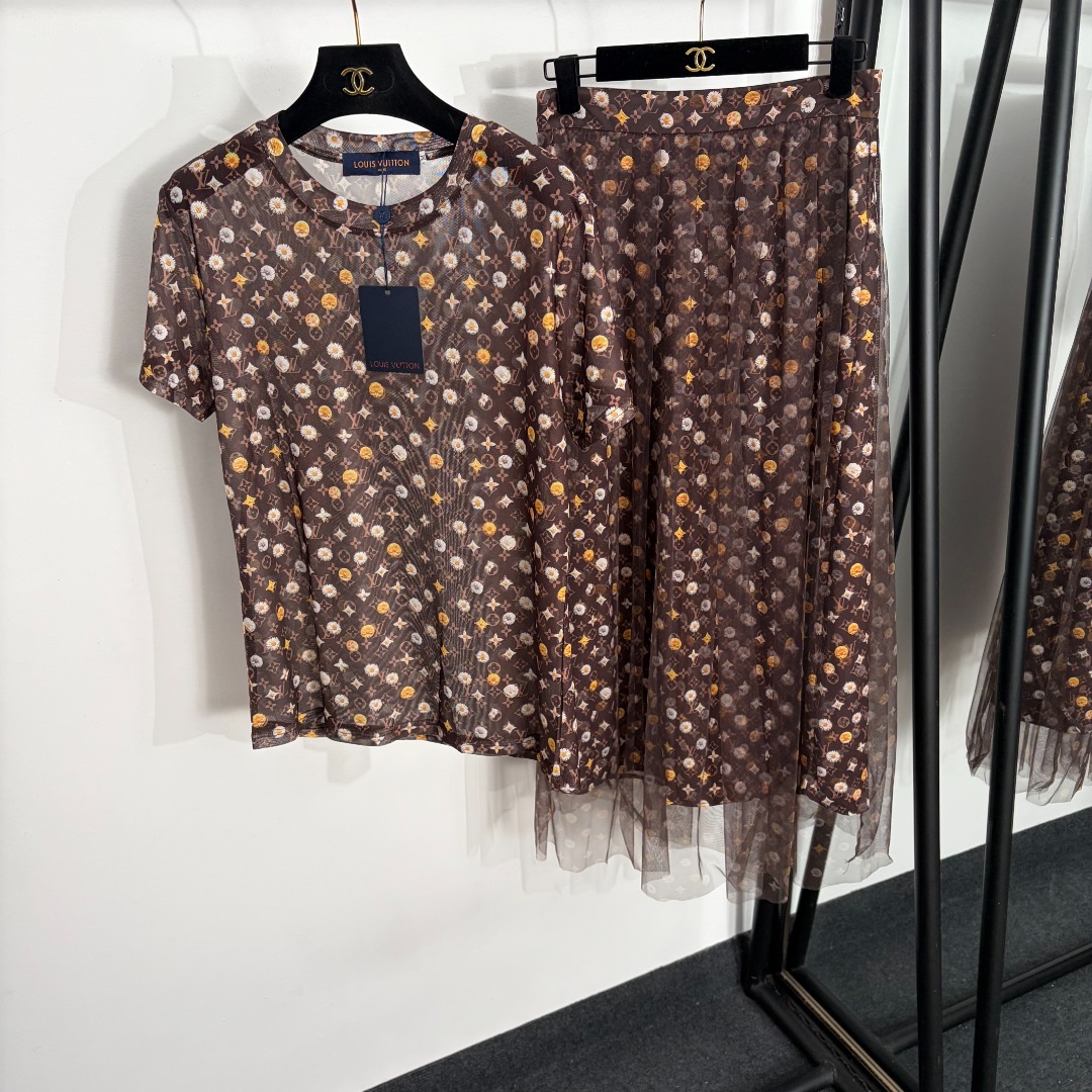 NO:858639,Model No. 20263902 LV* new suit, presbyopic logo flower printed short-sleeved T-shirt + mesh skirt, brown, blue, SML, [M size shoulder width 39, bust 96, sleeve length 17, length 62; waist 68 elastic, length 94; weight 0.295kg], Louis Vuitton-clothing, louis vuitton, louis  vuitton,skirts,T-shirt,tees,t-shirt,19860909款号20263902 LV*新款套装,老花logo花朵印花短袖T恤+网纱半裙,咖色,蓝色,SML,【M码肩宽39,胸围96,袖长17,长62；腰围68弹力,长94；重量0.295kg】,路易威登-服装,louis vuitton,louis vuitton,skirts,T-shirt,tees，t-shirt,,Women's clothing