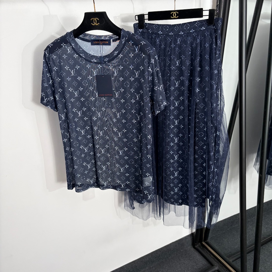 NO:858653,Style number 20263905 LV* new suit, presbyopic logo printed short-sleeved T-shirt + mesh skirt, navy blue, SML, [M size shoulder width 39, bust 96, sleeve length 17, length 62; waist 68 elastic, length 94; weight 0.295kg], Louis Vuitton-clothing, louis vuitton, louis vuitton, skirts, T-shirt, tees, t-shirt,19860909款号20263905 LV*新款套装,老花logo印花短袖T恤+网纱半裙,藏蓝色,SML,【M码肩宽39,胸围96,袖长17,长62；腰围68弹力,长94；重量0.295kg】,路易威登-服装,louis vuitton,louis vuitton,skirts,T-shirt,tees，t-shirt,,Women's clothing