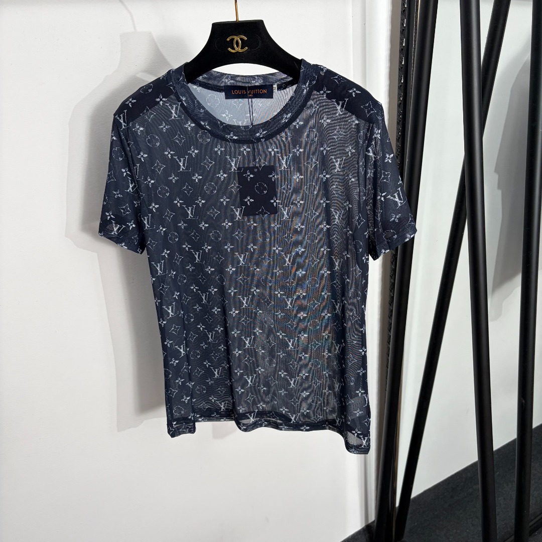 NO:858665,Style No. 20263906 LV* new style presbyopic logo printed mesh short-sleeved T-shirt, navy blue, SML, [M size shoulder width 39, bust 96, sleeve length 17, length 62], Louis Vuitton-clothing, louis vuitton, louis vuitton, T-shirt, tees, t-shirt,19860909款号20263906 LV*新款 老花logo印花网纱短袖T恤,藏蓝色,SML,【M码肩宽39,胸围96,袖长17,长62】,路易威登-服装,louis vuitton,louis vuitton,T-shirt,tees，t-shirt,,Women's clothing