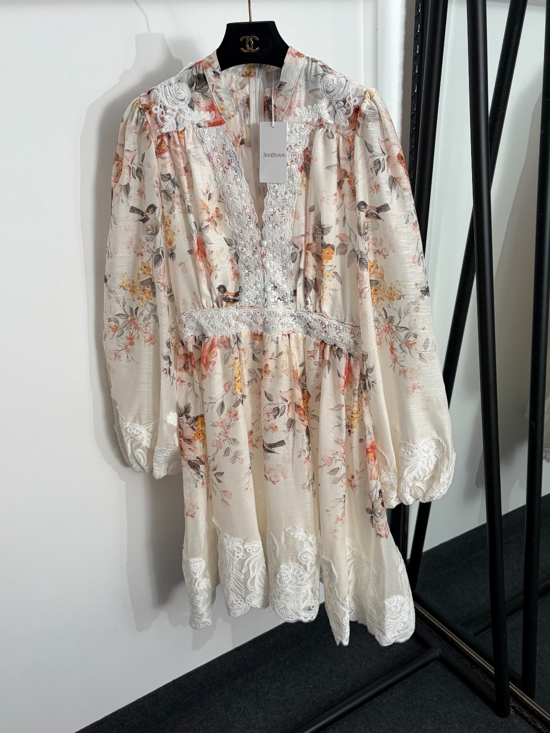 NO:858369,Model No. 20263917 Zimmermann's latest flower and bird print lace flower V-neck waist lantern long-sleeved dress short skirt, white, S-XL, [M size shoulder width 37, bust 98, waist 78, sleeve length 70, length 103; weight 0.625kg], Zimmermann-clothing, skirts,19860909款号20263917 Zimmermann*新款 花鸟印花 蕾丝花朵V领收腰灯笼长袖连衣裙 短裙,白色,S-XL,【M码肩宽37,胸围98,腰围78,袖长70,长103；重量0.625kg】,兹默曼-服装,skirts,,Women's clothing