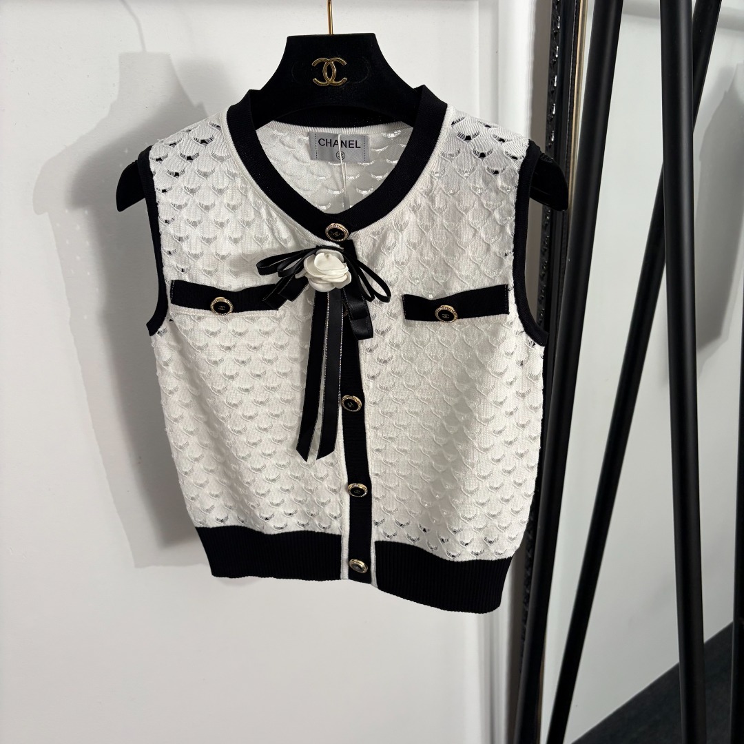 NO:858245,Model No. 20263949 Chane* new style small fragrant buttons bow camellia hollow knitted vest vest, white, black, [one size fits all bust 80, length 45; weight 0.145kg], Chanel - Clothing, chanel, chanel,19860909款号20263949 Chane*新款 小香纽扣 蝴蝶结山茶花镂空针织马甲 背心,白色,黑色,【均码胸围80,长45；重量0.145kg】,香奈儿-服装,chanel,chanel,,Women's clothing