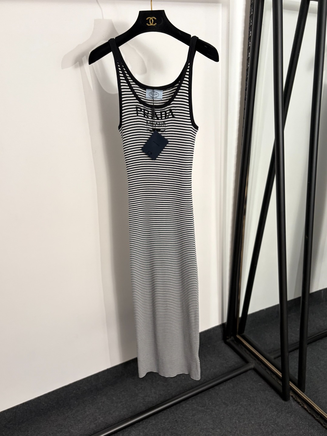 NO:858320,Model No. 20263950 Prad* new style knitted vest dress with logo letter stripes on the chest, white, red, SML, [M size bust 76, length 122; weight 0.285kg], Prada-clothing, prada, prada, skirts,19860909款号20263950 Prad*新款 胸前logo字母条纹针织背心连衣裙,白色,红色,SML,【M码胸围76,长122；重量0.285kg】,普拉达-服装,prada,prada,skirts,,Women's clothing
