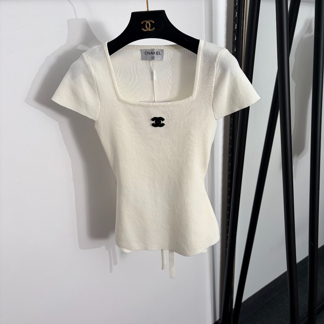NO:858199,Model No. 20263958 Chane* new style back strap square neck slim-fit short-sleeved sweater top, white, black, [one size fits all bust 64, sleeve length 13, length 53; weight 0.125kg], Chanel-clothing, chanel, chanel, T-shirt,19860909款号20263958 Chane*新款 后背绑带方领修身短袖针织衫上衣,白色,黑色,【均码胸围64,袖长13,长53；重量0.125kg】,香奈儿-服装,chanel,chanel,T-shirt,,Women's clothing
